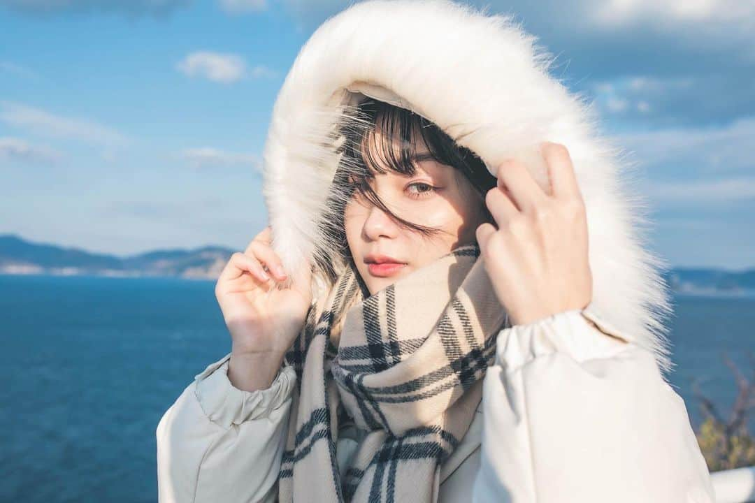 吉澤遥奈のインスタグラム：「❄️ ・ ・ ・ photo by @zaki_3_0257   #glam #model  #fashion  #straight  #黒髪ロング #雪 #snow  #sea  #outer  #nature」