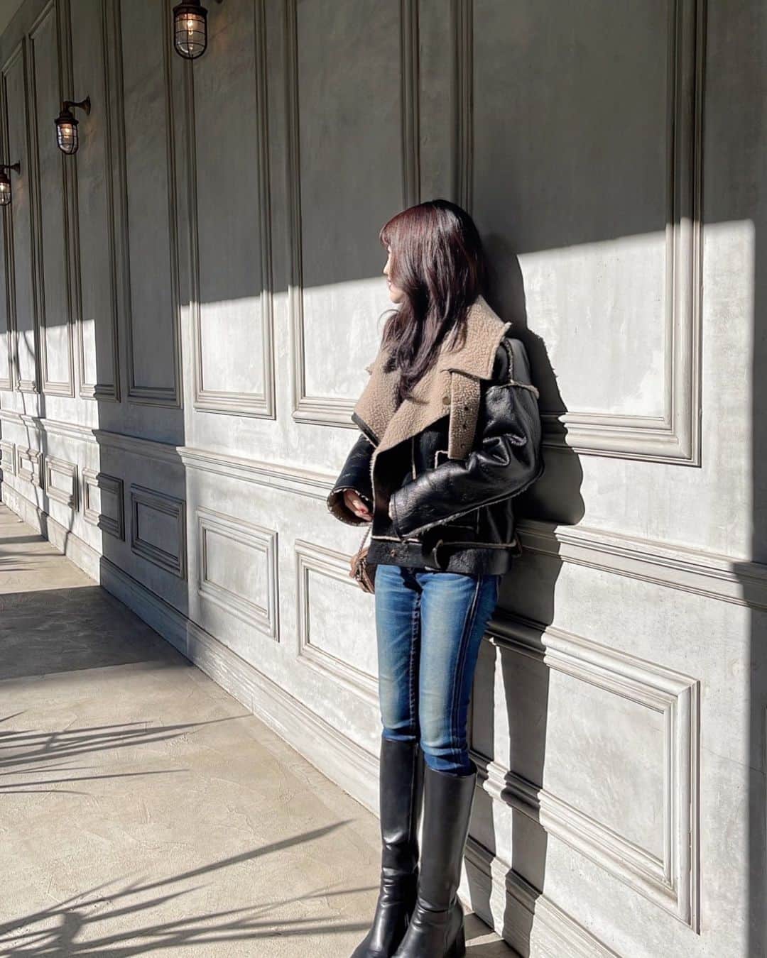 のインスタグラム：「︎︎ ︎︎ 皆さん雪大丈夫ですか☃️❔ テレワークで一歩も外に出なかった。笑 ⁡ 撮影中に 渋谷に映える壁あるよ って 守道さんに教えてもらって撮ってもらった写真🏛 宮下パークもガラガラで気持ちよかったꔛ‬  photo&styling @afloat_world_shudo ____ #ワイドバング #セミロング #セミロングヘア  #韓国ヘア #レザージャケット #冬コーデ #スキニー #スキニーコーデ #ロングブーツ #大人コーデ  #宮下パーク #afloatworld #アフロートワールド」