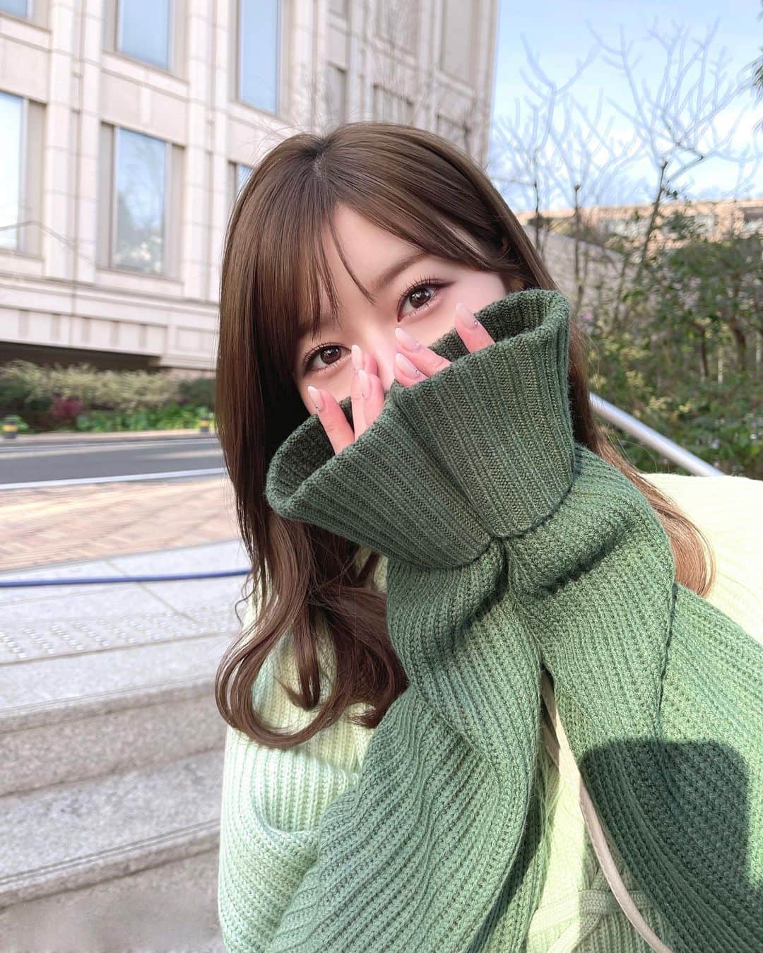 石崎日梨のインスタグラム：「⁡ 最近はグラデーションがお気に召すようです👱🏻‍♀️🪄 ⁡ 髪もオリーブ系にカラーしたよ♡」