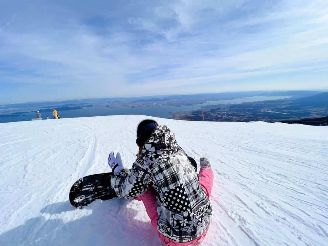 みんちゃん のインスタグラム：「🗻🏂⛄ウエアを新調して 今年初スノボ✨ . . . . . .  #スノーボード #snowboarding #snowboard #snow #スポーツ #雪 #雪景色 #冬 #冬コーデ #山 #雪山 #スノボ女子 #初心者 #ギャル #ootd #滋賀 #琵琶湖テラス #琵琶湖 #琵琶湖バレイ #滋賀観光 #関西旅行 #関西 #スキー #スキーウェア #スノボ #雪遊び #びわこ #びわ湖バレイ #日本みん1 ⛄️」