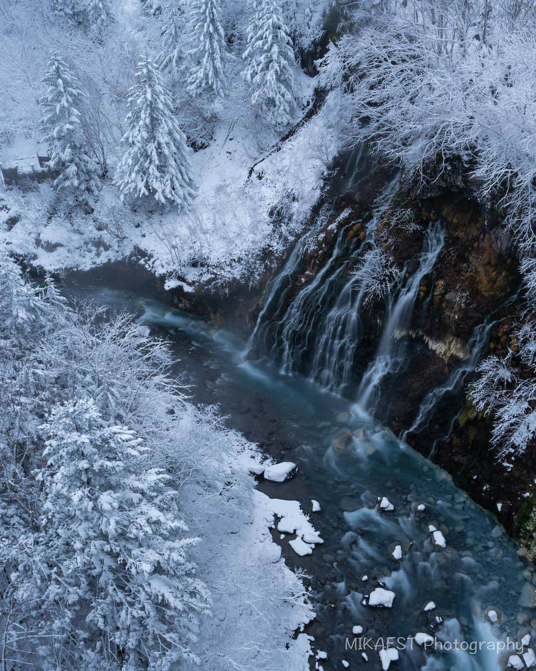 mikaestのインスタグラム：「Shirahige Waterfall 白ひげの滝  Camera : Nikon Z7  #Zcreators  #白ひげの滝 #雪景色 #美瑛 #biei #北海道  #nikon #ニコン #nikonz7 #NIKKOR #nikon📷 #light_nikon #nikonlove #igersjp #東京カメラ部 #tokyocameraclub #photo_shorttrip #japan_daytime_view #Lovers_Nippon #hubsplanet #photo_travelers #visitjapanjp #myrrs #reallyrightstuff」