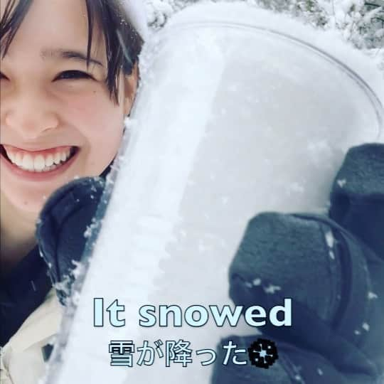 ジャスミンのインスタグラム：「今日は雪が降ったので、雪を使った実験をしました❄️  雪と氷どっちの方が水分があるかな？ 動画の最後まで見るとわかるよ！  英語で喋りながらやっているので、英語のリスニングにも活用してみてね！  #雪と氷 #溶けるのに #3時間 #スマホの #バッテリーが #先に切れた #実験 #steam教育 #英語 #リスニング #snow」