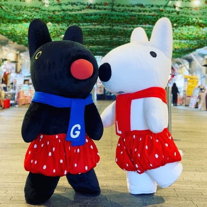 横浜赤レンガ倉庫のインスタグラム：「いよいよ今日から #ヨコハマストロベリーフェスティバル スタート🍓🍓  応援に #リサとガスパール がかけつけてくれました✨  たくさんのいちごスイーツを用意してお待ちしております🍓🍓  #横浜赤レンガ倉庫 #横浜赤レンガ #yokohamaredbrickwarehouse #ヨコハマストロベリーフェスティバル #ストロベリーフェスティバル #ストロベリーフェスティバル2022 #リサとガスパール #みなとみらいグルメ #みなとみらいスイーツ #みなとみらいカフェ #いちご #いちごスイーツ #いちご好き #いちご好きな人と繋がりたい #横浜 #yokohama #みなとみらい #minatomirai #YOKOHAMASTRAWBERRYFESTIVAL #gaspardetlisa」