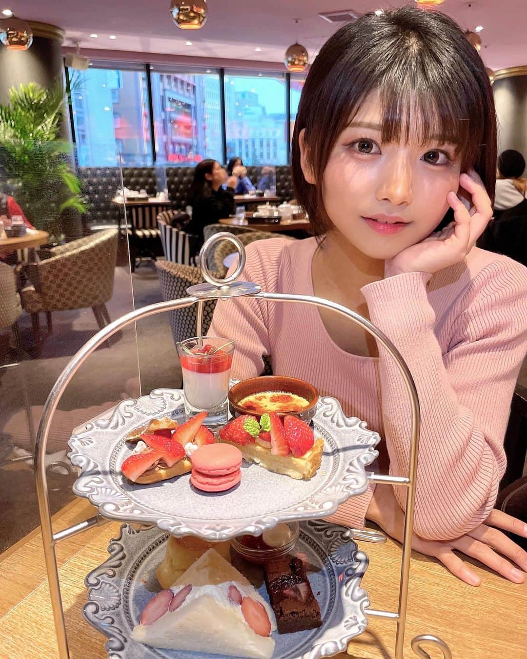 山本ゆうかのインスタグラム：「. #toothtooth のアフタヌーンティーめちゃくちゃ美味しかった⸜( ॑꒳ ॑ )⸝ 神戸はやっぱり焼き菓子が美味しい🍓 皆にも来て欲しいです😔 . いちごのタルト、マカロン、ブラウニー 色々あって、ホテルのいちごビュッフェよりも安いし美味しかったよ(小声) . . この日のコーディネート、ピンクのニットに、チェックのスカートってモテそうだよね(偏見) . トップスとコートはスナイデルだから お値段少ししちゃうけど スカートはグレイルなので1399円でした、安ぅ( ՞ਊ՞) . 好きな人とおデートする機会があれば…………着ていきたいな………………遠い未来………… . . . #グレイル #grl #グレイル購入品 #grl購入品 #grlコーデ #プチプラコーデ #デートコーデ #デートスポット #いちごスイーツ #いちごビュッフェ #アフタヌーンティー #神戸カフェ #神戸スイーツ #snidel #神戸ウエディングクイーン #第12代神戸WDQ #12thKWDQFinalists」