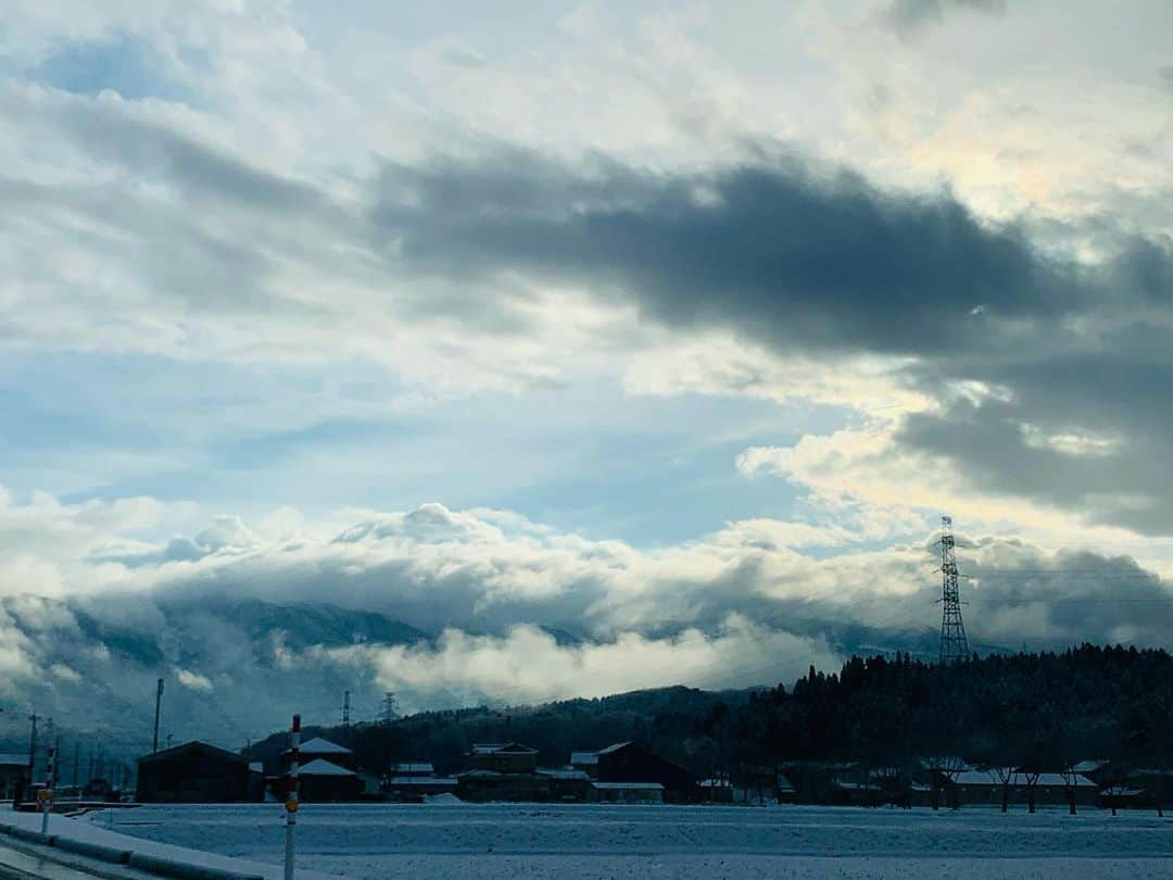 愛川みれいさんのインスタグラム写真 - (愛川みれいInstagram)「なんて美しい世界なんだ❄️💎✨  #石川県#地元#白山比咩神社 #美しい世界#美しいものが好き #雪#雪景色#晴天#夕陽#愛川みれい」2月10日 20時50分 - mirei.aikawa