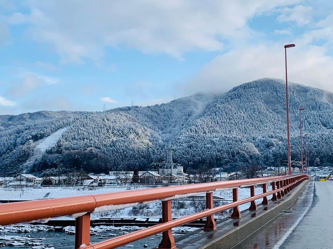 愛川みれいさんのインスタグラム写真 - (愛川みれいInstagram)「なんて美しい世界なんだ❄️💎✨  #石川県#地元#白山比咩神社 #美しい世界#美しいものが好き #雪#雪景色#晴天#夕陽#愛川みれい」2月10日 20時50分 - mirei.aikawa