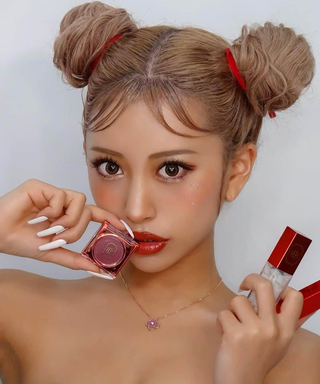 華のインスタグラム：「𝐕𝐚𝐥𝐞𝐧𝐭𝐢𝐧𝐞 𝐇 𝐜𝐨𝐥𝐥𝐞𝐜𝐭𝐢𝐨𝐧🍫❤️ . . . . . 300個限定❣️❣️バレンタイン企画にて 待望のメイクポーチが登場💋 . "Valentine H collection" (税込¥11,000) セット購入でお安くGETできます💍 . ＼明日朝10:00〜発売スタート／ . . . . . 素敵なバレンタインを🥰✨」