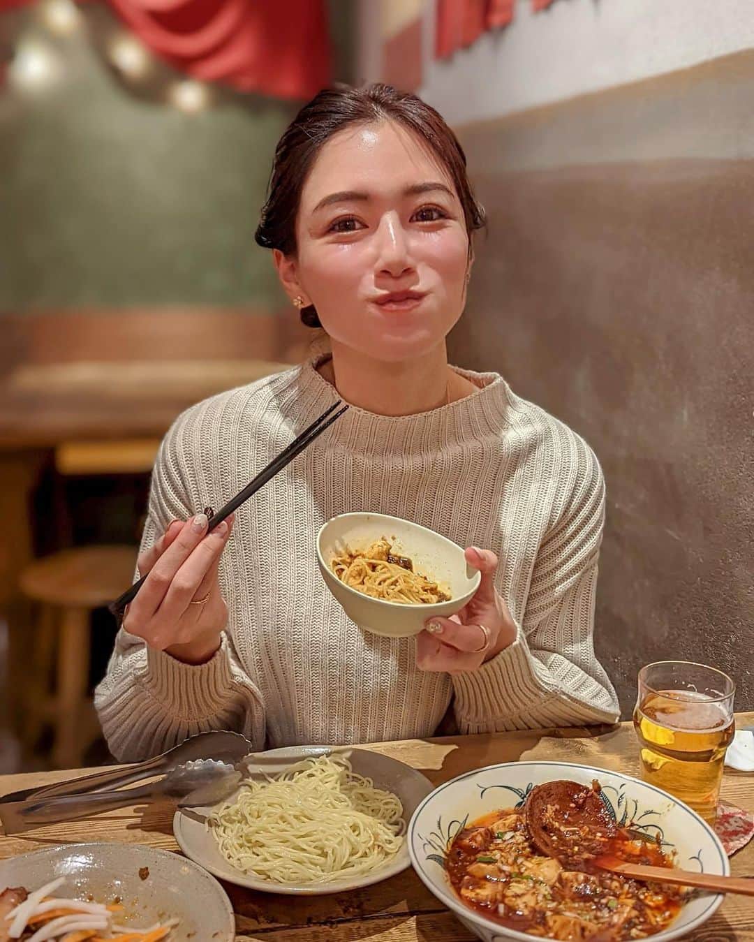 石井里奈さんのインスタグラム写真 - (石井里奈Instagram)「こんばんは💕 . 今日は里奈ログ＠鎌倉編✨ 今日はとーっても寒かったので辛いものでホッと温まりたいかなと思って、麻婆豆腐🔥 . 今回宿泊した @kamakurahotel から歩いてすぐにある鎌倉で本格的麻婆豆腐が食べられる人気店かかんへ✨ 鎌倉ホテルのアクティビティで人力車で鎌倉巡ってた時に人力車のお兄さんに激推ししてもらって行ったら最高に美味しくて😋😋 特に〆は麺がおすすめ！❤️ . 鎌倉ホテルでサウナしたあとのサ飯としても最高のルートです♨️👏 鎌倉の写真たっくさんあるので週末載せていきますね📸 今日もお疲れ様でした❤️ . #鎌倉グルメ #りなまるグルメ #麻婆豆腐 #麻婆 #本格中華 #辛い #辛いの大好き #サ飯 #サウナ飯 #サウナ #サウナ女子 #サウナー #鎌倉ホテル #kamakurahotel #サウナシュラン #サウナイキタイ #鎌倉 #鎌倉観光 #鎌倉旅行 #鎌倉散策 #麻婆麺 #寒い日 #雪 #豪雪 #雪景色 #かかん #かまくら #kamakura #鎌倉ビール #ビール」2月10日 21時05分 - ri7tin1025