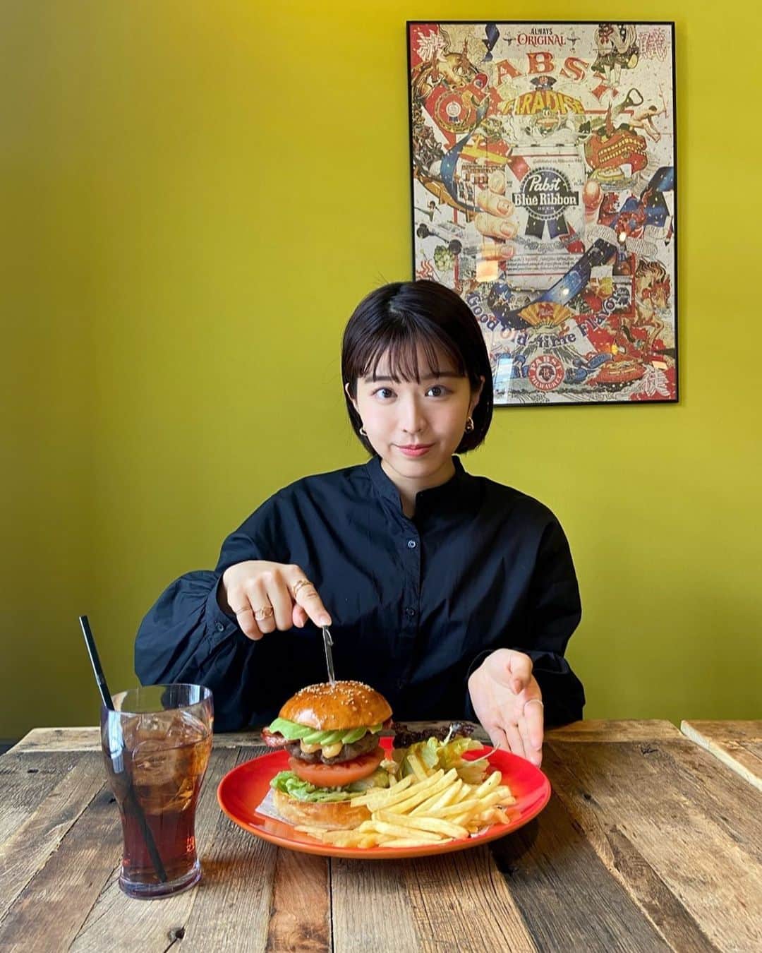 坂田茉世のインスタグラム：「いつか昔の写真☀️ ハンバーガーにフライドポテト、ジャンクフードが大好きです🍔🍟」