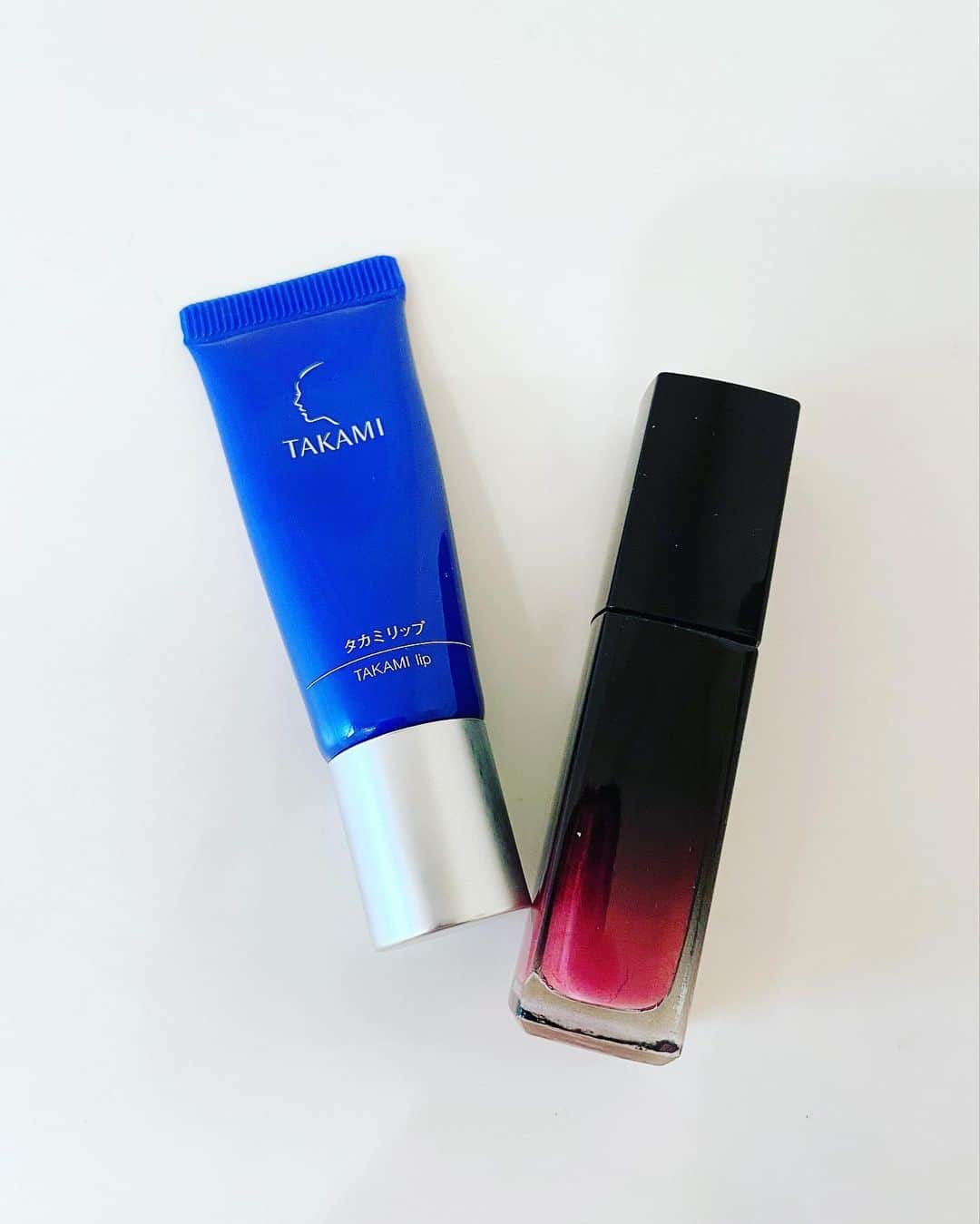 鞠花ゆめのインスタグラム：「#CHANEL ルージュアリュークラック64 #タカミリップ　  昨日Liveで質問あったリップはこちらです✨  もう一つがリップクリームのご紹介。タカミのリップはセラミド入りで唇ガサガサさんにはものすごくおススメです✨ 　　 #美容 #メイク #スキンケア #ご紹介」