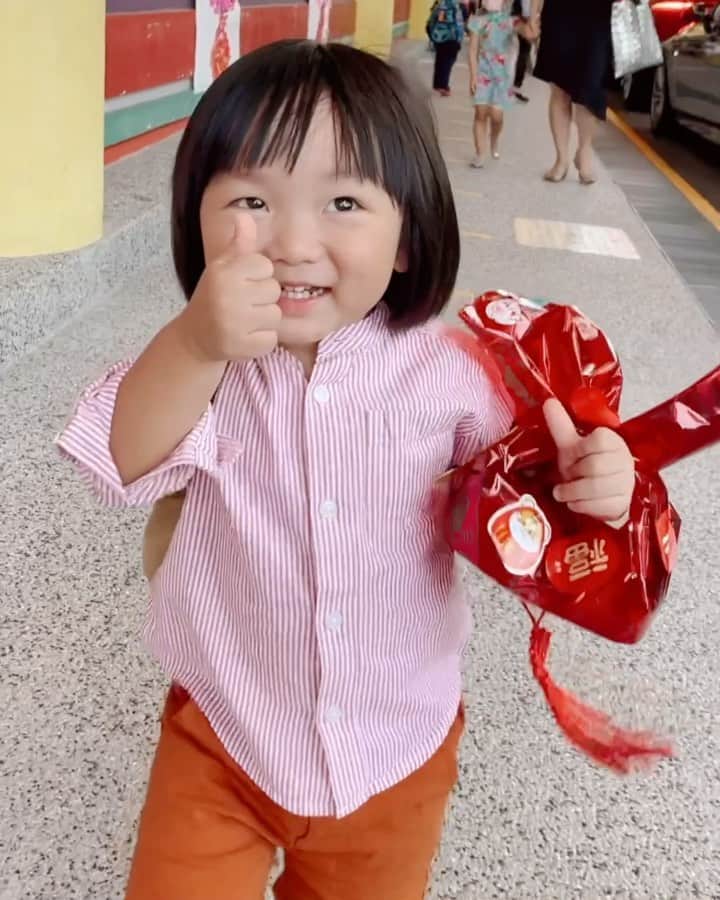 MOMOツインズのインスタグラム：「Look who is embracing school life! Toddled out with his CNY pack with so much enthusiasm 👍🏼  Why so cute Lukie!  #cny2022」