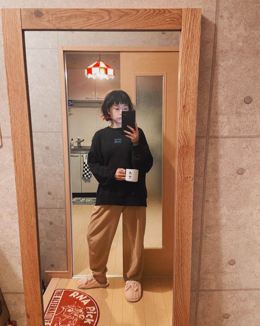トミタ栞さんのインスタグラム写真 - (トミタ栞Instagram)「全身鏡が家にやってきたぞー！ これで全身コーデ作りやすくなるぞー さっそく21日のライブ衣装 決めるぞー！💃どんなんがいい？  もしくは、  この写真中に 私のグッズ何個あるでしょう？  #全身鏡 #unico のを買いました！ @unico_fan」2月10日 13時59分 - tomita_shiori