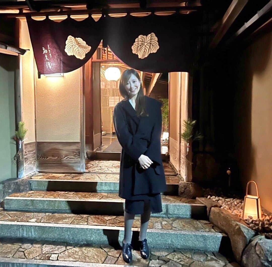 福田友理子のインスタグラム：「*  * 高台寺 和久傳🍽 * 伺った日がまだ松の内だったので、（関西は1/15まで）お正月祝いに、お屠蘇的な祝酒もいただけました🍶 * 一部屋ずつにある囲炉裏で丁寧に調理してくれて、旬の食材も味わえて素敵でした🍽✨ * 高台寺周辺の街並みも雰囲気があってとても好き🥰✨ * * * #kyoto #京都 #高台寺和久傳 #高台寺 #和久傳」