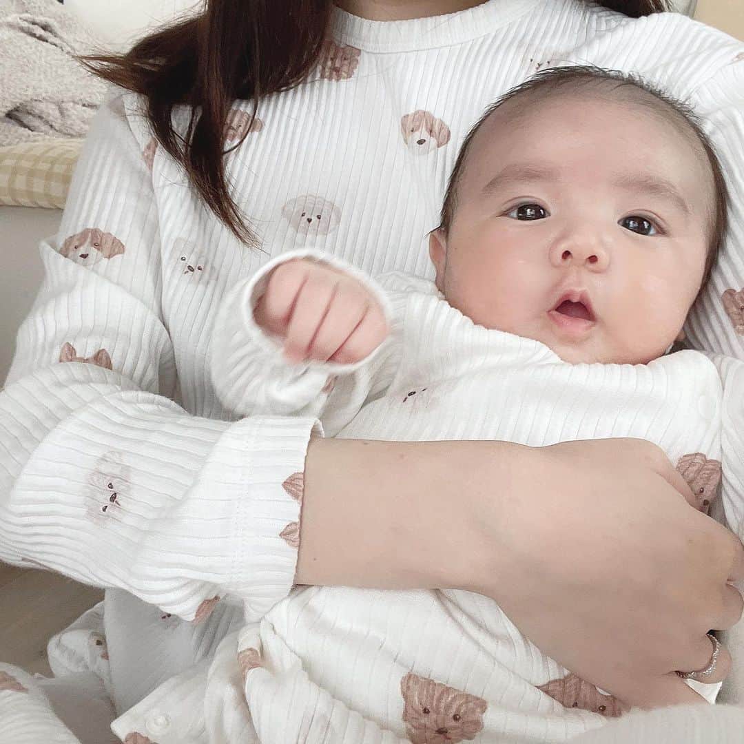 のインスタグラム：「寒い日は❄️おうちでゆっくり🥰 ほっぺにちゅ〜しようとしたらもう嫌そう🥺笑  おふとんの中 気持ちよさそう〜❄️」
