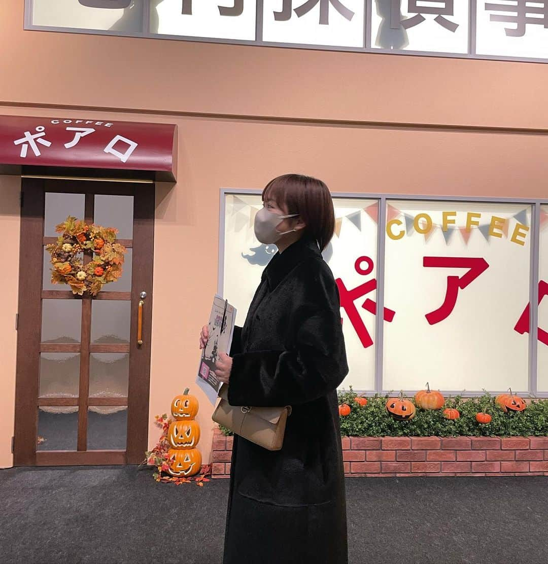 牛田英里さんのインスタグラム写真 - (牛田英里Instagram)「「名探偵コナン ライブ・ミュージアム 〜ハロウィンの贈り物〜」の内覧会に行ってきました👓 @conan_museum @conan.official   『名探偵コナン』の世界が再現されてて建物可愛かったし、少年探偵団の一員になった気分で楽しめた💫 謎解き難しかったけど解けて推理ショーも見れて満足✌🏼 （何度かヒント頼りました😂）  コラボカフェもとにかく可愛くてクレープ食べたんだけど美味しかった🤤 子供から大人まで楽しめるような空間だった🌱  2022年2月11日(金)から6月5日(日)まで開催されているみたいなのでぜひチェックしてみてね🌟  #キャラウォーカー #コナン #名探偵コナン #名探偵コナンハロウィンの花嫁 #六本木 #六本木ミュージアム #ライブミュージアム #PR」2月10日 14時23分 - eri_ushida