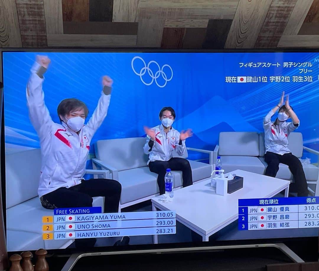 橋本志穂さんのインスタグラム写真 - (橋本志穂Instagram)「日本人3人が トップ3にいる瞬間❣️ 誇らしいですねーー😍  テンション上がります。  宇野昌磨さんの最初のジャンプの迫力、スピード感 次のジャンプも安定してて テレビの前で拍手👏しすぎて 手が痛い💦 鍵山さんも、素晴らしい演技を見せてくれて、 お父さんとの2ショットに また涙‼️‼️  だけど、絶対王者の 羽生結弦さんが君臨し続けて ずっと金メダル取れなかった ネイサンにも頑張ってほしい‼️‼️と 力がこもりました。  いやー、楽しかった❣️  次は女子だーーー🥰🥰🥰  #北京オリンピック #フィギアスケート」2月10日 14時36分 - shihohashimoto3