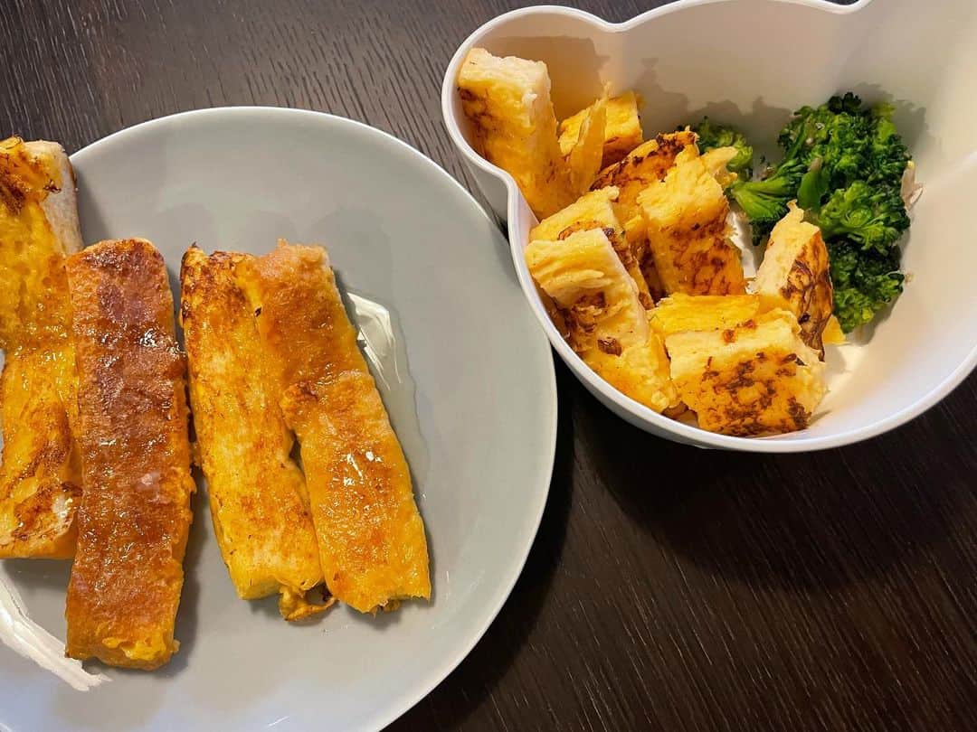 須黒清華のインスタグラム：「毎日、大好きな冬のオリンピックを見ながら家でぬくぬく過ごしております…📺 雪❄️降ってますねー💦 皆様どうぞ、お気をつけて！ . 最近の息子くん朝ごはん🥞 フレンチトースト(味なし)とおかかブロッコリー🥦 パンの耳はハチミツたっぷりかけて私の朝ごはんに😋笑 . なかなか手づかみで食べてくれず、苦戦してます😂 卵は好きみたいでなんとか少し食べてくれるので、フレンチトーストの登場回数多め。 日々試行錯誤ですね🧐 . って書くとしっかり作っているようですが、ほとんどベビーフード頼みです🤣笑 きちんと作ってるママさん、本当に尊敬っ✨✨ #離乳食メモ #離乳食後期 #男の子ママ #生後11ヶ月 #babyboy  #オリンピック #北京オリンピック」