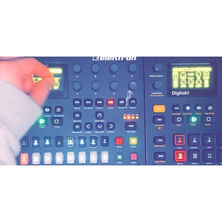 石毛輝のインスタグラム：「雪が綺麗だったんで見ながら演奏してみた  #elektron #digitone #digitakt」