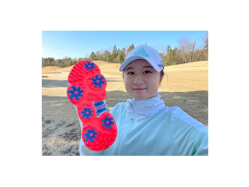 森田遥のインスタグラム：「⚠️皆さん、既にお気づきかも知れませんが！今日！2/10(木) に解禁しました！👟🚨 . . 『ツアー360 22』のレースモデル🤍  . . これまでより地面との接地面積が増えた感じがあるので、安心して振り切れます！レースならではの程よい遊びがまた最高なんです。。ぜひ、トライしてみて下さい👍 . . BOAもそろそろかなっ🤟👻 . .  #アディダスゴルフ #ツアー360 #ずっとゴルフ #createdwithadidas @adidasgolf @adidastokyo」