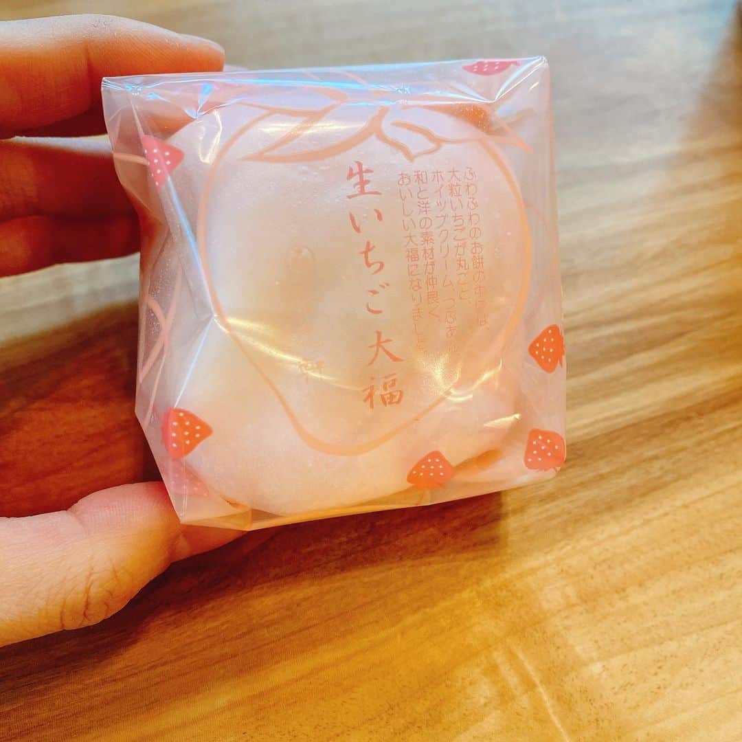 川田裕美のインスタグラム：「寒い日に 生クリームとあんこのいちご大福を食べる幸せ✨😋🍓  #いちご大福」