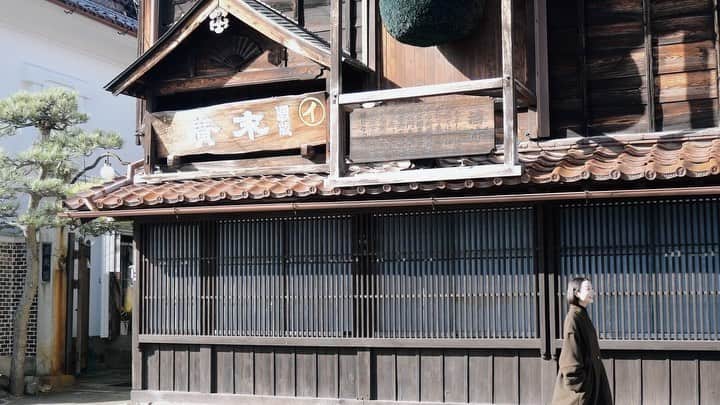 櫻井千尋のインスタグラム：「✮ Spot ✈︎ Fukushima,Japan.  福島県は3つのエリアに分かれていて、 会津・中通り・浜通りのエリアをすべて巡る贅沢旅🩰  たくさんのスポットにお邪魔したので、 今回は会津エリアからご紹介✶⋆  まずはじめに行った会津エリアは動画でご紹介🎞 福島の昔ながらのレトロな風景や、自然が創り出した景色、山の幸、海の幸の食事や温泉などなど…♡  特に動画には会津エリアをメインで詰め込んだのですが、会津では古き日本の良さがを体験できました。渓谷にある温泉街や茅葺き屋根の家屋が建ち並ぶ大内宿、塔のへつりなど会津エリアには他にはない素敵な景色がたくさんありました🩰🤍  ぜひ、ご覧ください⛄️  @fukushimanotabi #これからふくしま #pr」