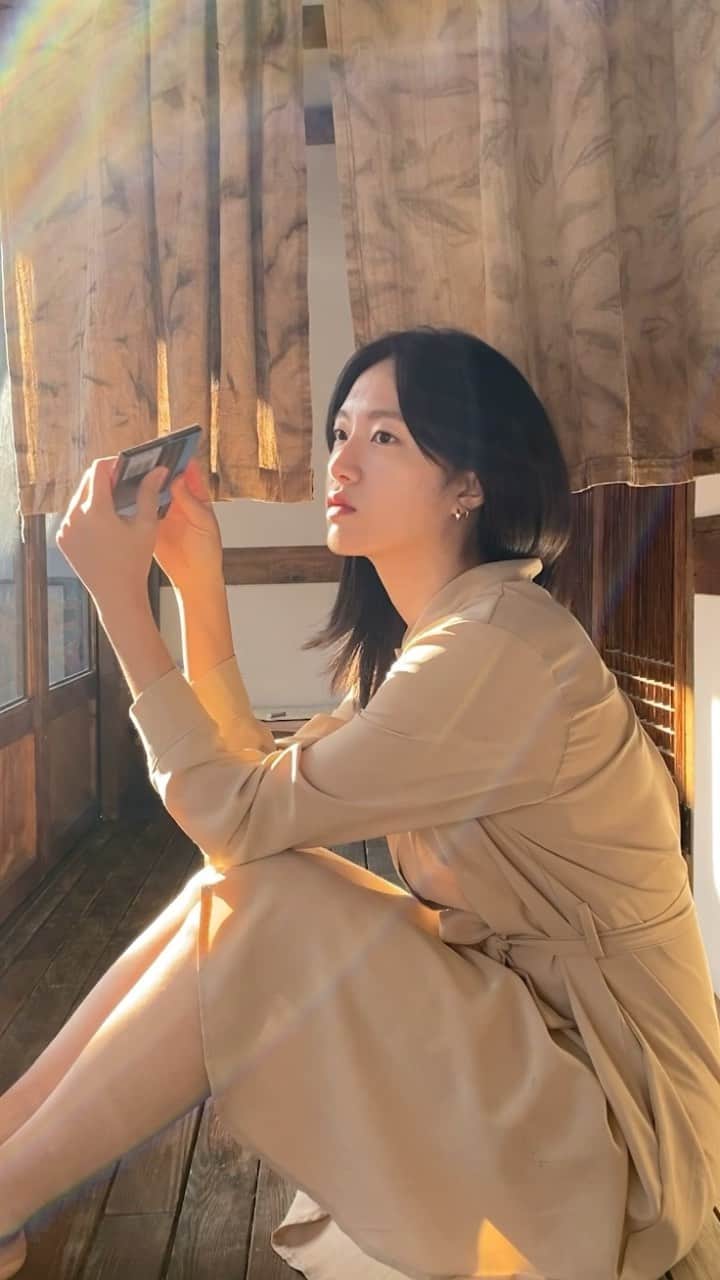 イ・ハウンのインスタグラム：「뜨뜻한 한옥 방바닥과 이뽁뽁, 비건메이크업까지 완벽하고 평화로웠던 하루☕️🪟」