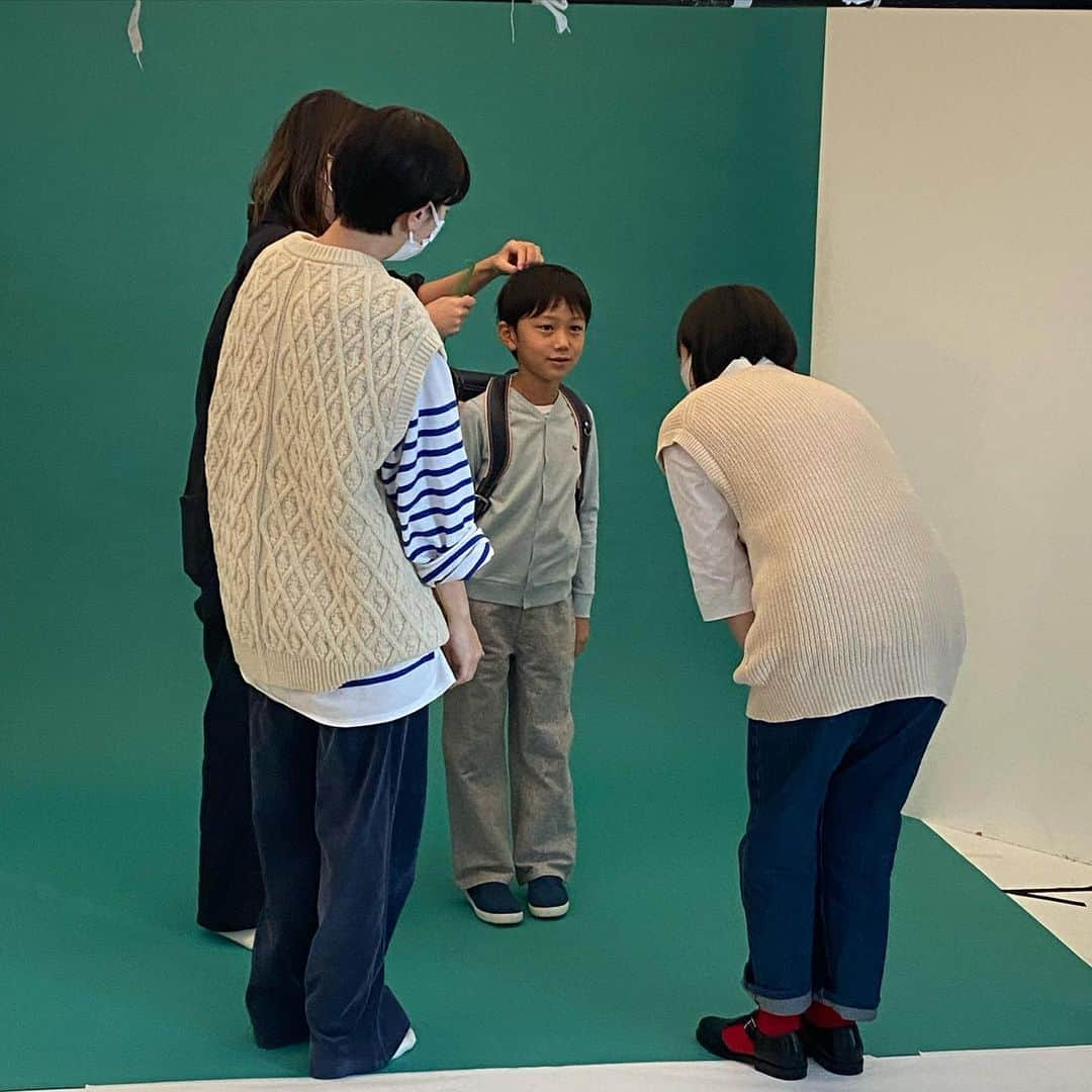 久保田裕之さんのインスタグラム写真 - (久保田裕之Instagram)「土屋鞄ランドセルのカタログが届いた👦🏻　@tsuchiya_randoseru   僕が何年も撮影させてもらっていた土屋鞄　@tsuchiya_kaban のお仕事を息子がさせてもらい、 そのカタログを見て双子の2人が来年ランドセルを選ぶ👦🏻👦🏻  なんて感慨深いことなんだろう。 ありがとうございました🙇 #土屋鞄#土屋鞄ランドセル #長男#1人での#撮影#口出しを#ぐっと我慢しました#頑張ったね#双子#三兄弟#双子パパ」2月10日 17時12分 - hiroyuki_kubota_