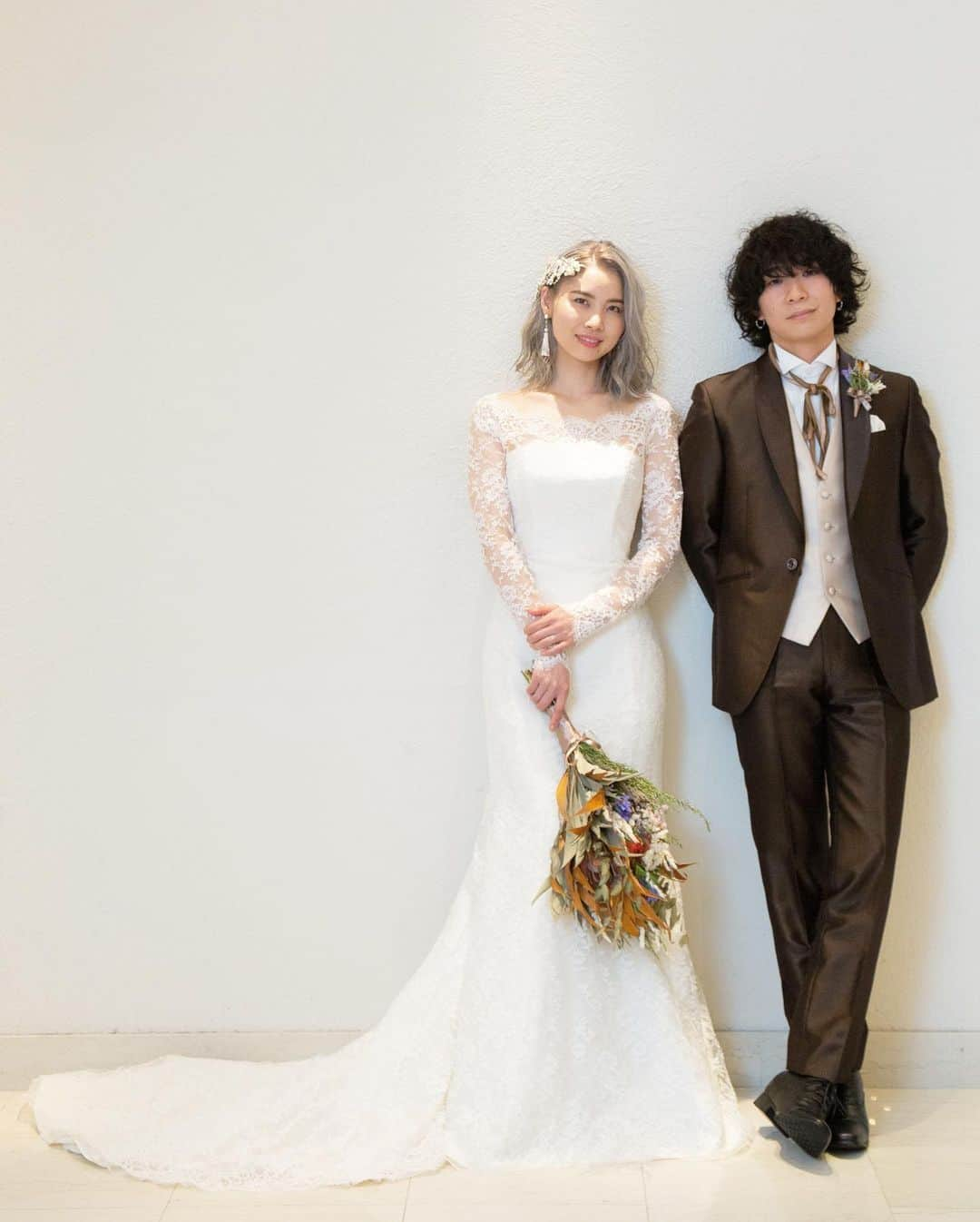 福井結婚式 ヴィラグランディス福井のインスタグラム：「【#weddingdress 】 ・ ・ とてもおしゃれで素敵なおふたり♡ ・ ・ ヴィラ・グランディス ウエディングリゾートでは ドレスやタキシードはもちろんのこと ヘアメイク、アクセサリー、ブーケ💐 会場のコーディネートに至るまで おふたりらしさをトータルコーディネート させていただきます✨ ・ ・ 大切な1日となりますように✨ ・ ・ ・ To All Lovers... 〜すべての愛しい人たちへ〜 ・ ・ ・ #ヴィラグランディス福井 他の写真も気になる方はプロフィールから 公式HPもご覧ください▶︎▶︎▶︎ ⁡ ・ ・ To All Lovers... 〜すべての愛しい人たちへ〜 ・ ・ ∞∞∞∞∞∞∞∞∞∞∞∞∞∞∞∞∞∞∞∞∞∞∞∞∞∞ ⁡ ヴィラ・グランディス ウエディングリゾート福井では ブライダルフェアを開催中です！ Instagramからでもご予約受け付けておりますので お気軽にDMからご連絡ください🕊 𓈒 𓂂𓏸 お待ちしております✉ ⁡ #ヴィラグランディス福井 ⁡ 他の写真も気になる方はプロフィールから 公式HPもご覧ください▶︎▶︎ ⁡ ∞∞∞∞∞∞∞∞∞∞∞∞∞∞∞∞∞∞∞∞∞∞∞∞∞∞」