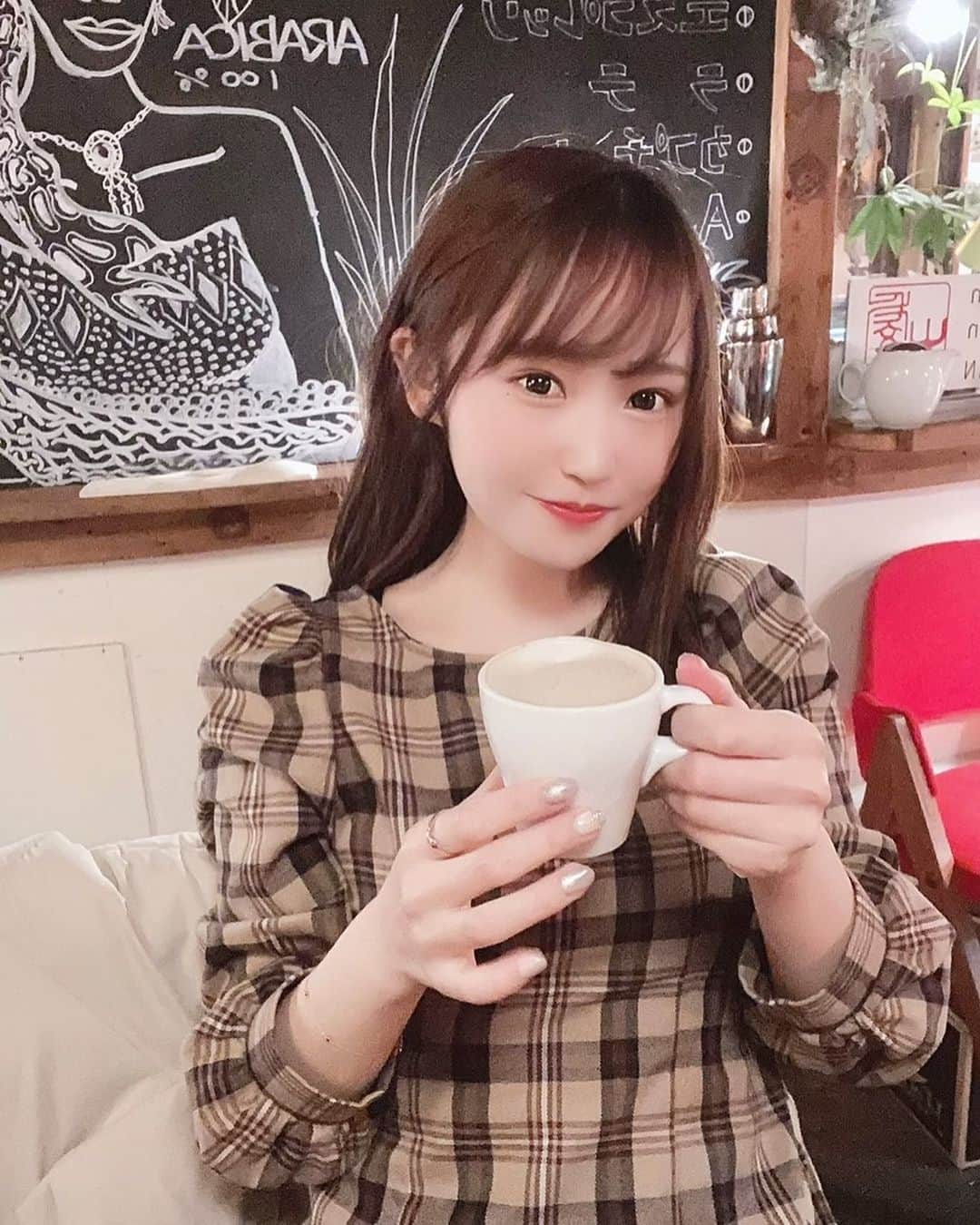 のインスタグラム：「🐶🍯 . 中崎町のカフェ~⋆͛☕️⋆͛*ﾟ . 髪の毛ゆるく巻いた🤎 . みんなどんな髪型がすき？？ . . #イチナナライバー#イチナナ#ライバー#ライブ配信#配信者#tiktok#癒し系女子#ビジョビ#ビジョビジョ#ぷーちゃん#撮影モデル#サロンモデル#モデル#大阪サロンモデル#関西モデル#関西サロモ#関西サロンモデル募集l」