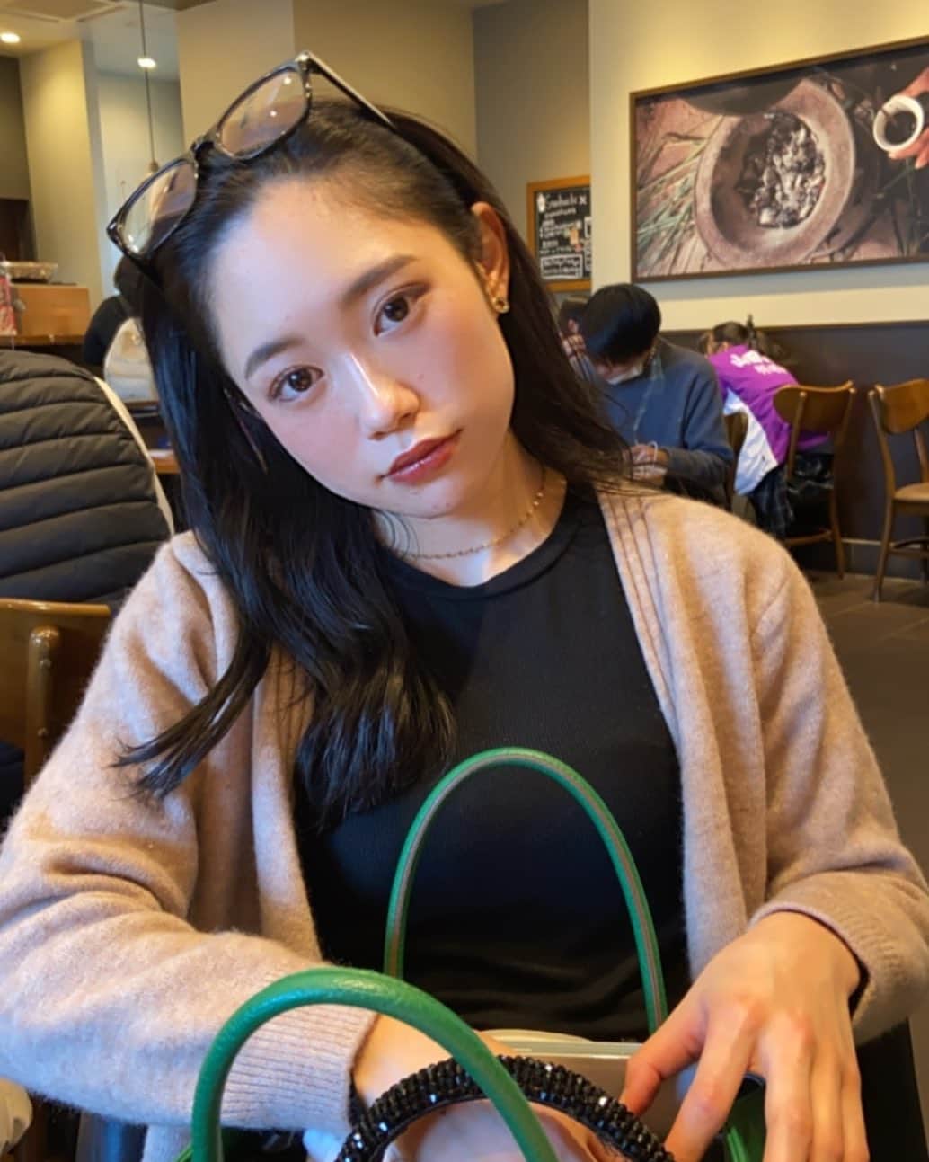 奥野莉瑛子のインスタグラム：「そういえば髪、染めました🖤🖤」