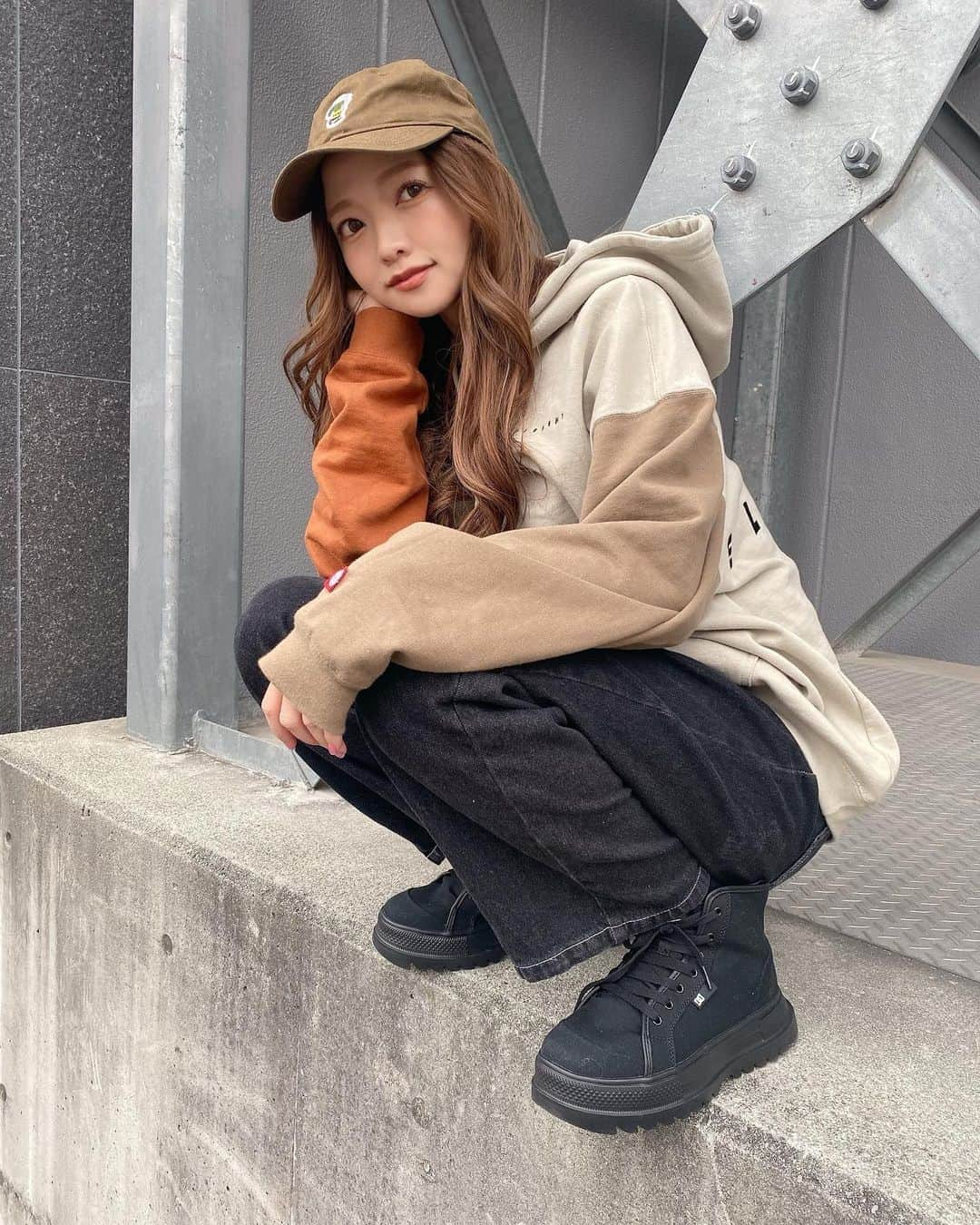 八千恵(やっちん)さんのインスタグラム写真 - (八千恵(やっちん)Instagram)「@dcshoes_japan のスニーカー めっちゃ合わせやすくてお気に入り👟 . やっぱロングのときのストリートコーデ すきだなぁ🤤💭 . . #dcshoes #スニーカー #👟 #パーカー #パーカーコーデ #ストリートファッション #🧢 #キャップ女子 #ゆるコーデ」2月10日 17時57分 - ya____ch