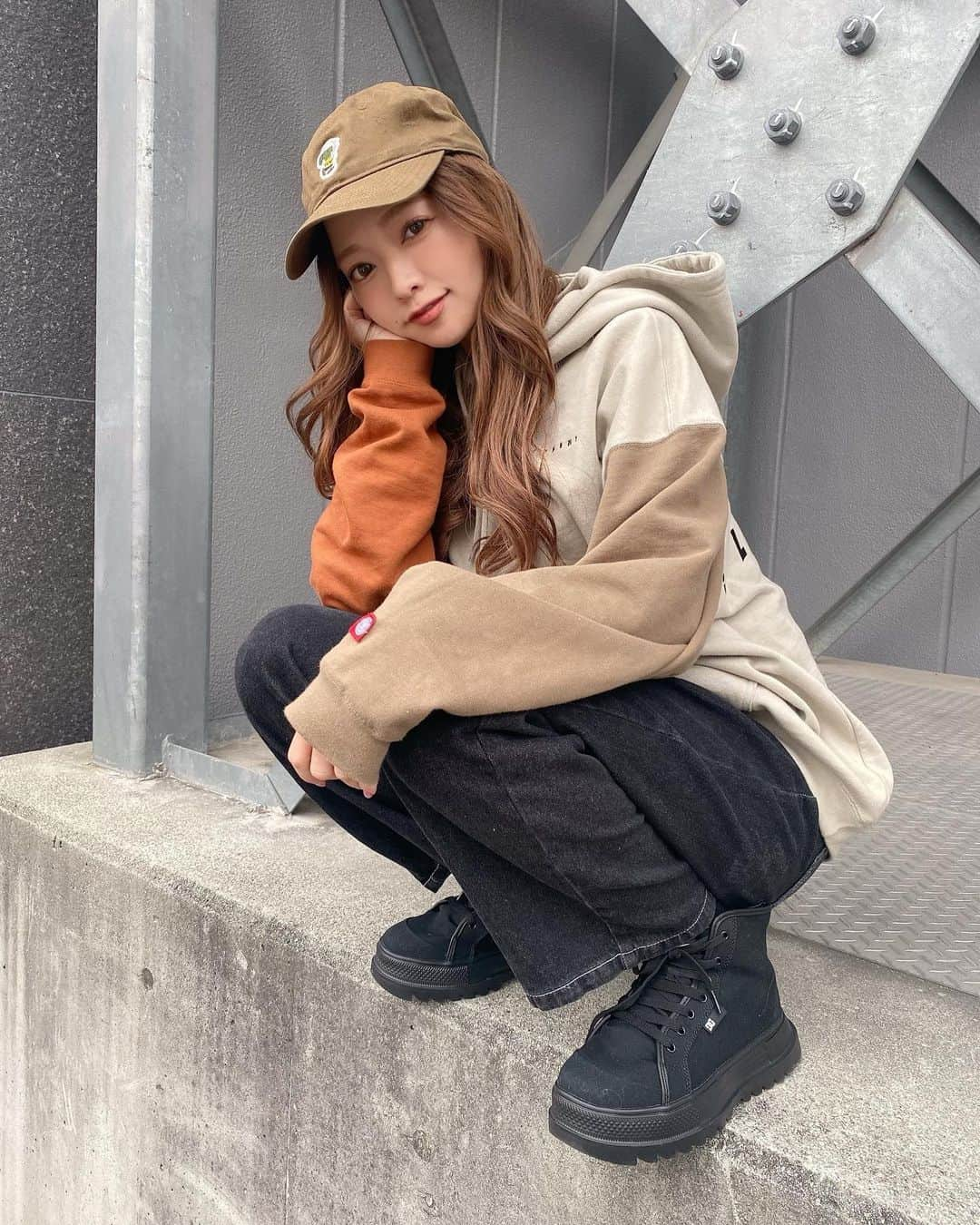 八千恵(やっちん)さんのインスタグラム写真 - (八千恵(やっちん)Instagram)「@dcshoes_japan のスニーカー めっちゃ合わせやすくてお気に入り👟 . やっぱロングのときのストリートコーデ すきだなぁ🤤💭 . . #dcshoes #スニーカー #👟 #パーカー #パーカーコーデ #ストリートファッション #🧢 #キャップ女子 #ゆるコーデ」2月10日 17時57分 - ya____ch