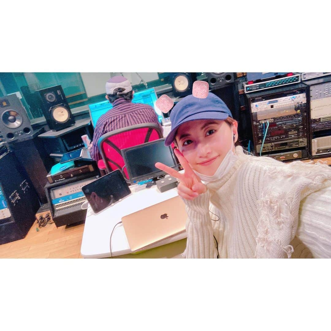 hirokoのインスタグラム：「寒いねーーー🥶💦こないだ久々にスタジオにて作業をしていました😉🎶　  音の世界にいると楽しくて、ついに、、頭からマシュマロはえました〜📍📍  嘘です。笑  皆さんくれぐれも足元に気をつけて、温かくして、風邪には気をつけてくださいね☃️🧡  #hiroko #スタジオ作業 #集中モード #🎧 #音源確認 #わーい #🕺🏻 #🌟 #💫」