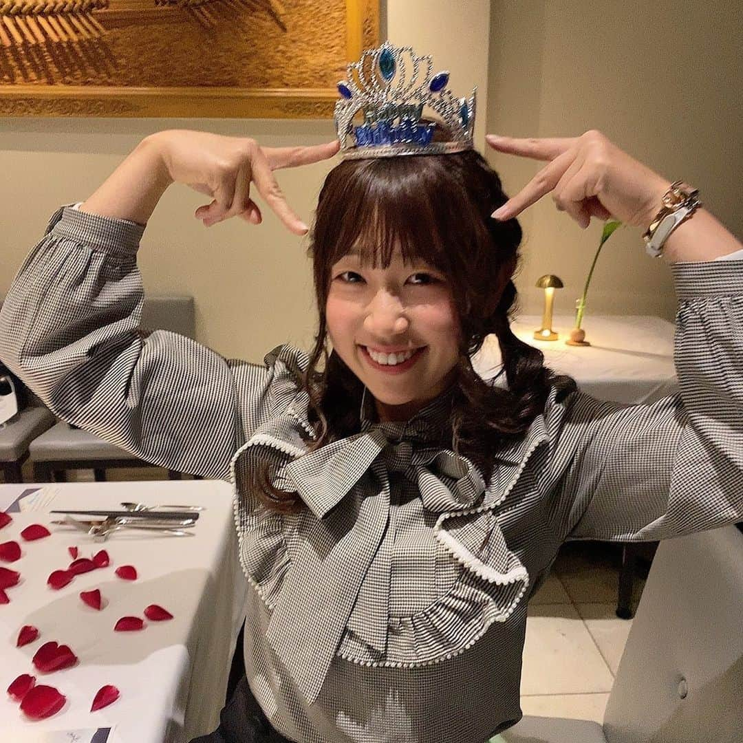 菅沼菜々さんのインスタグラム写真 - (菅沼菜々Instagram)「今日で22歳（にゃんにゃん🐱）になりました💓✌🏻家族でご飯行きました🎀沢山のお祝いメッセージ頂けてとても幸せです💓ありがとうございます🎶 今年は昨年以上に突っ走って行きます😼👊🏻 応援よろしくお願いします🎶‼️ ・ #22歳はにゃんにゃんの年です #にゃんにゃんとか言って #怒らないでください #頭の王冠は自分で買いました #今年もこんな22歳のキャラの私を #よろしくおねがいします #袖からヒートテックちらり #猫ポーズ」2月10日 18時10分 - nanasuganuma_official