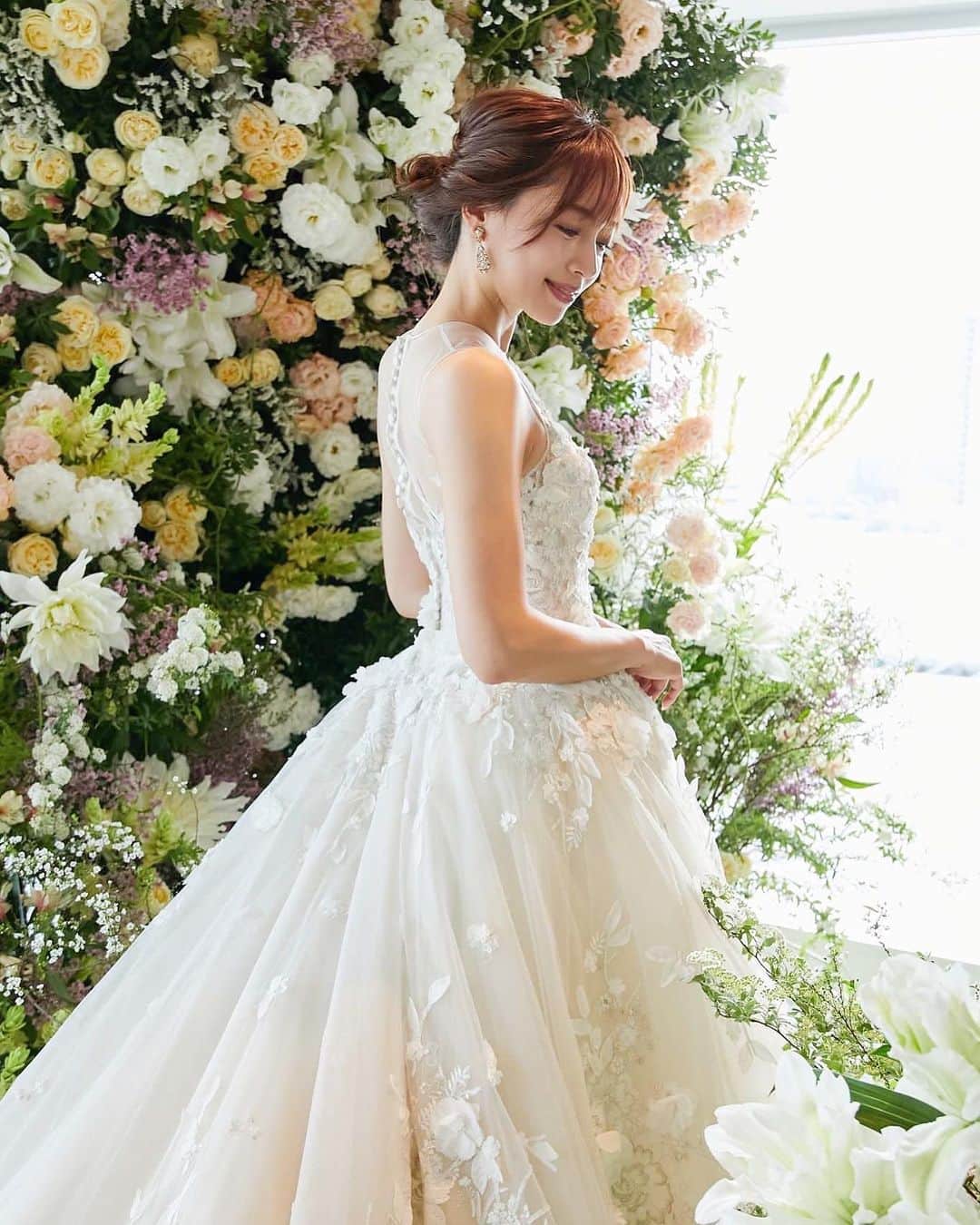唯可（yuika）さんのインスタグラム写真 - (唯可（yuika）Instagram)「本当にうっとりしました☺️🤍 今回着⽤させていただいたドレスはエリーサーブという世界の王室のプリンセスのドレスも⼿掛けるパリコレブランド🤍  この着⽤のドレスの取り扱いは⽇本では Authentique(オーセンティック) @authentique_weddingdress だけなの👑✨ 世界の王室からも愛される最⾼峰のブランドなんだって💞  私が着させていただいたドレス、後ろ姿が本当に綺麗で歩くと存在感がすごく素敵なデザインだったなぁ✨ またいつか着れる日が来ますように😌💓 . . . . #エリーサーブ #王室から愛され続けるウェディングドレス #オーセンティック銀座 #オーセンティック横浜 #ウェディングドレス #結婚式 #結婚 #ドレス #オーセンティック  @kahalaresort_yokohama」2月10日 18時16分 - yu.i.k.a
