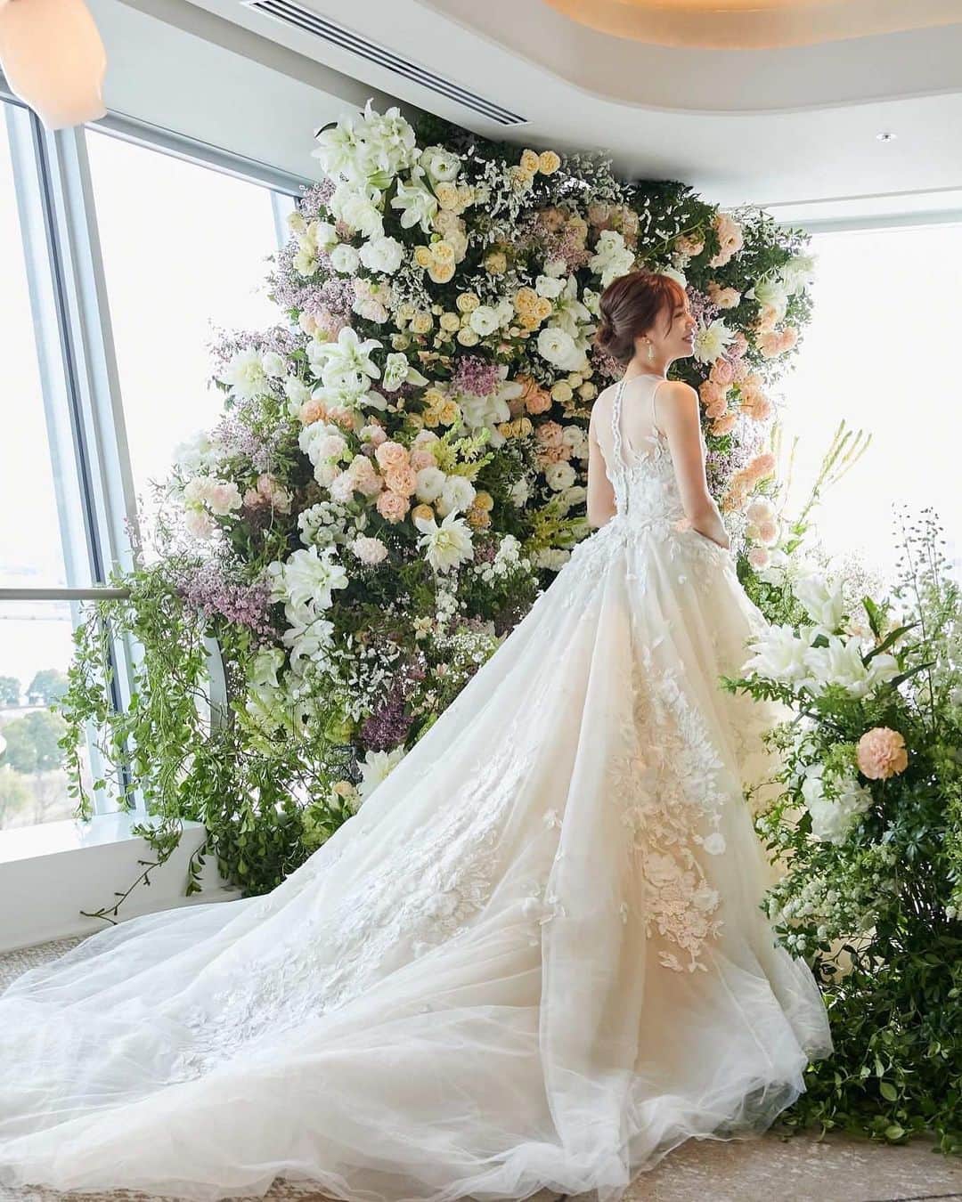 唯可（yuika）さんのインスタグラム写真 - (唯可（yuika）Instagram)「本当にうっとりしました☺️🤍 今回着⽤させていただいたドレスはエリーサーブという世界の王室のプリンセスのドレスも⼿掛けるパリコレブランド🤍  この着⽤のドレスの取り扱いは⽇本では Authentique(オーセンティック) @authentique_weddingdress だけなの👑✨ 世界の王室からも愛される最⾼峰のブランドなんだって💞  私が着させていただいたドレス、後ろ姿が本当に綺麗で歩くと存在感がすごく素敵なデザインだったなぁ✨ またいつか着れる日が来ますように😌💓 . . . . #エリーサーブ #王室から愛され続けるウェディングドレス #オーセンティック銀座 #オーセンティック横浜 #ウェディングドレス #結婚式 #結婚 #ドレス #オーセンティック  @kahalaresort_yokohama」2月10日 18時16分 - yu.i.k.a