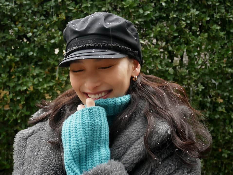 大政絢のインスタグラム：「雪予報だったので迷わずニットとテディベアコートを🧸❄️  ＃今日の絢服  髪にたくさん❄️が☃️  雪をみると地元を思い出して帰りたくなります😌  皆さま、寒いですが体調には気をつけて下さいね。」