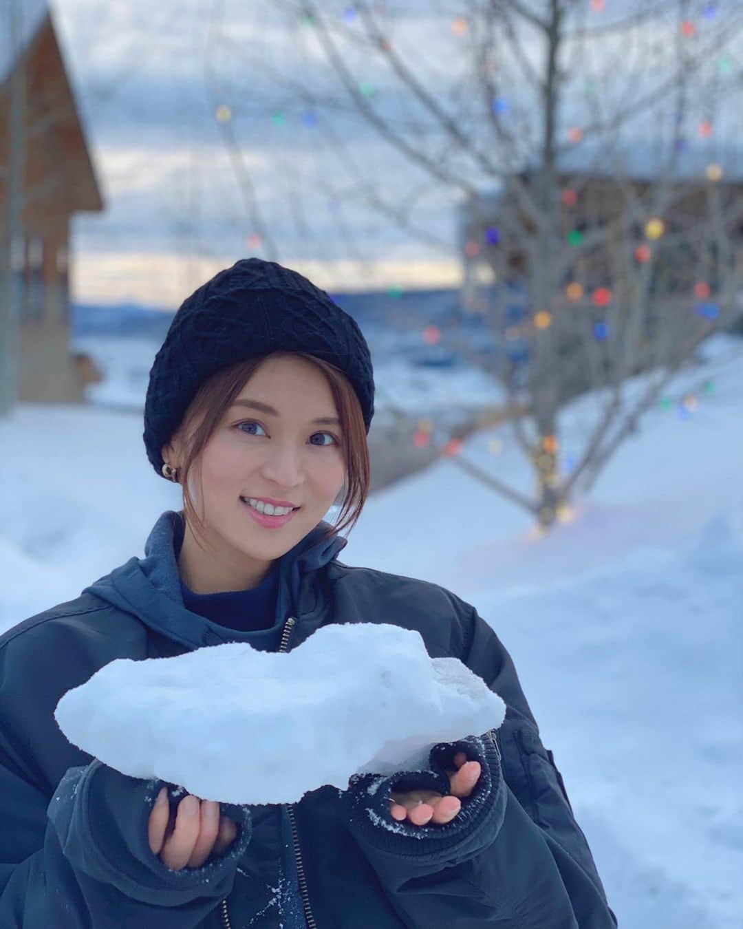のインスタグラム：「東京も雪降ったのかな？☃️ 何年か前のコロラドでの写真みつけました。なんか若いね😂  -20度の世界❄️ 今頃ここにいるはずだったのになぁ🥺🤍 寒さは苦手なくせに雪は好き。笑笑」