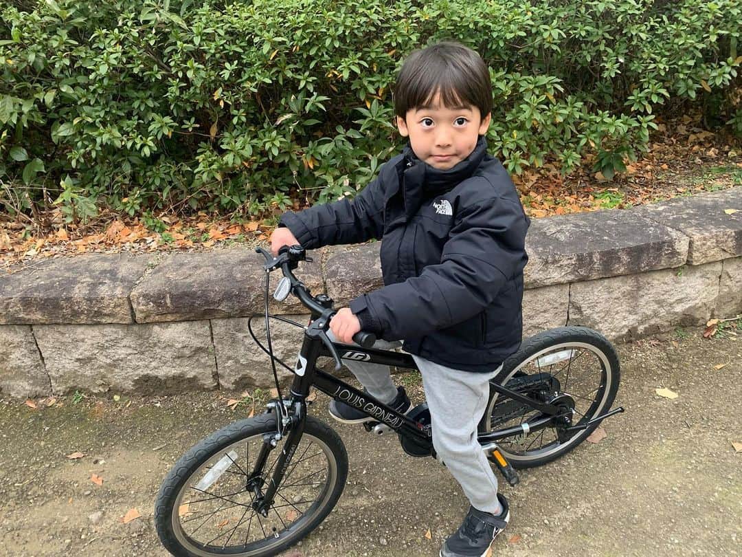 のインスタグラム：「💎💎💎 ⁑ ⁑ 長女も小学生になるタイミングでキッズ携帯を持たせたので息子にもそろそろ☺️ 「安心ナビ」が本当に素晴らしくって…GPS機能を使って子どもの居場所を簡単に探せるし見守ることができてほんまにあって良かったと思う日々🤝 習い事に行く時は自転車にも乗るから「au自転車サポート」なんかも助かるサービス👍🏻 スマホは高学年になったらかなぁなんて思ってるんやけど、やっぱり使いすぎとか色々と心配なこともあるから「あんしんフィルターfor au」なんてサービスがあるのも嬉しい👏🏻 これは絶対にみんなチェックするべきサービスだと思います〜！！ #PR#あんしんフィルター_for_au#安心ナビ#au自転車サポート#au#初めてのスマホ#新生活#家族#安心#自転車#ママスタグラム#子育て#息子#三人育児#可愛い」