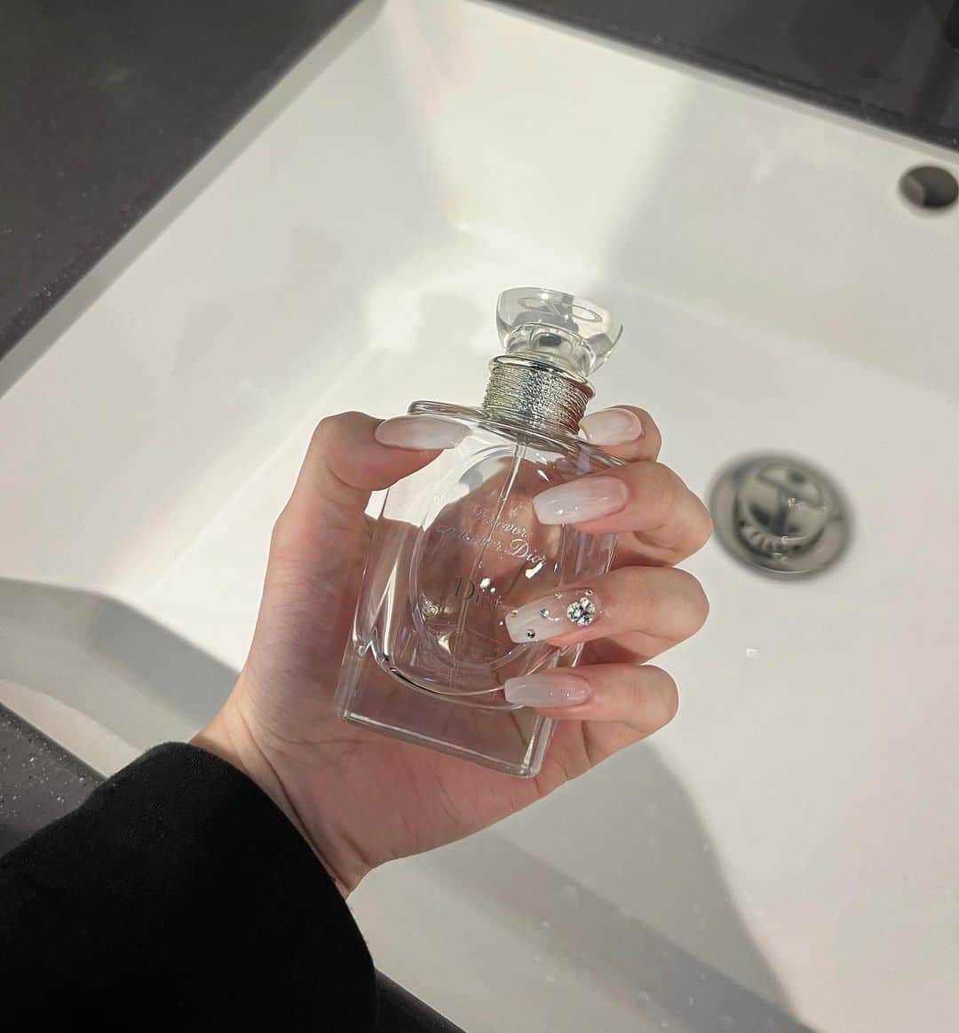 のインスタグラム：「✎ 冬にぴったりな白のグラデーション🤍 ストーンも可愛くつけてもらいました🐈‍⬛   #ネイル」