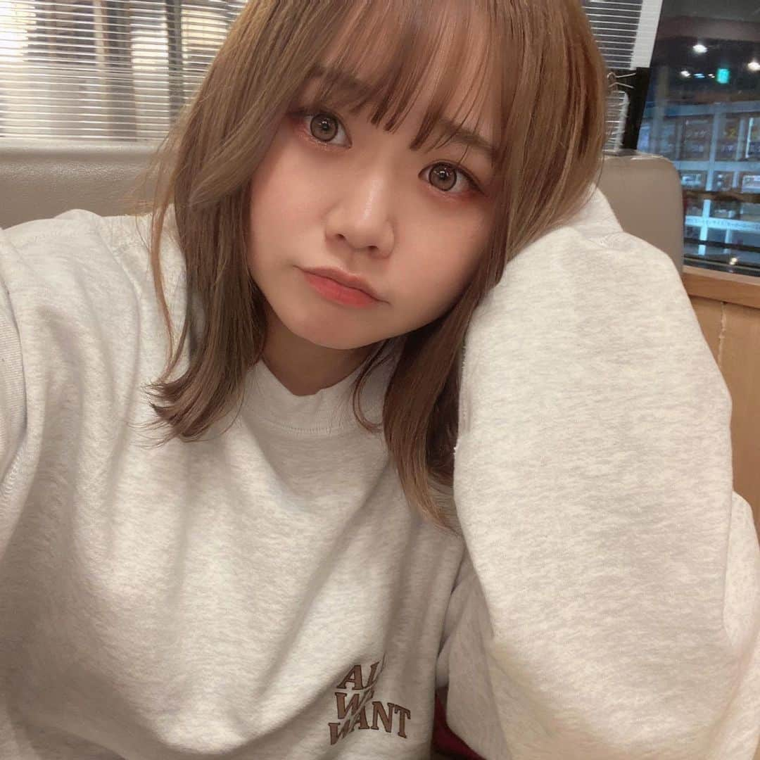 川﨑由意のインスタグラム：「試合前に気持ち上げるために美容院行ってきたよ💇‍♀️  少し明るめにしてもらいました🍙  さてさてこれから最終調整の練習行ってきます🔥！  皆様応援宜しくお願い致します！！  #rois表参道 #ヘアカット #ヘアカラー #ベージュカラー #ボブ #川崎由意#川﨑由意#ボウリング#pリーグ#プロボウラー」