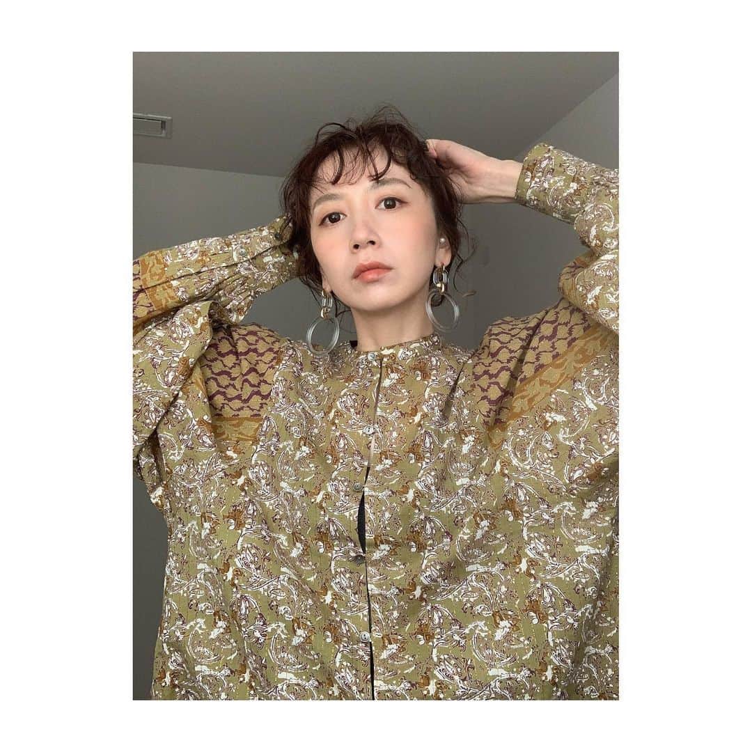ungrid_minamiのインスタグラム：「. ブラウスかわいかった👆 @ungrid_official」
