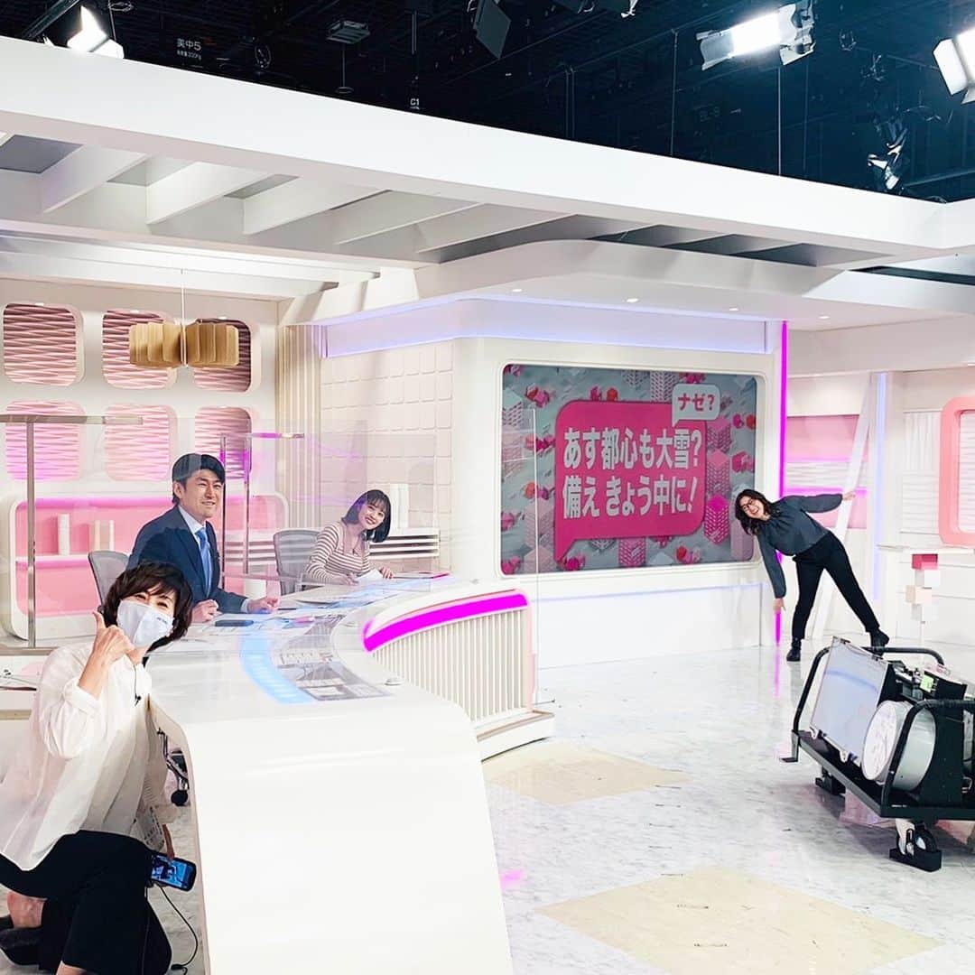 小西美穂のインスタグラム：「. 【お知らせ】いつもご覧いただき ありがとうございます。 いよいよnews every.最終出演日が決まりました。  2月16日水曜日です。 ⁡ 先日、記事にもでたので、 すでにご存知の方も多いのですが 3月末で日テレを退社することになりました。  4月からは大学で教えながら メディアでの発信も続ける予定です。 ⁡ 詳しくは最終日にきちんとご報告しますね。  まずは、来週月火水の残りあと3回。 最後までがんばります！！  撮影は @mei_nakajima さん♡ ありがとう。嬉しかった。  #もうすぐ卒業 #newsevery #ファミリー」