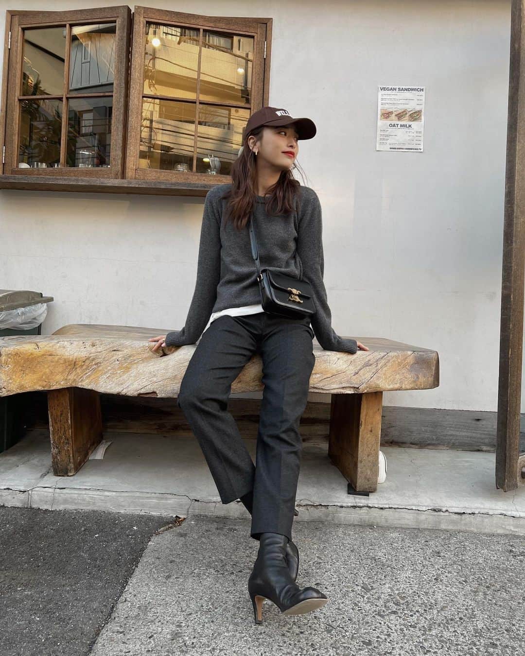 近藤千尋のインスタグラム：「今日は一日引きこもりさん☃️  これからどんどん積もるのかなぁ？ 帰り道、皆さん気をつけて下さいね💦  いつかの私服🍫 髪の毛を巻いてもらった時に かぶるキャップが カジュアルで好きなの最近😚😚 キャップブーム再来！  明日はラヴィットだ〜❤️ 見てくれる人ーーーー？🐰 どんな衣装にメイクにしようかな💗」
