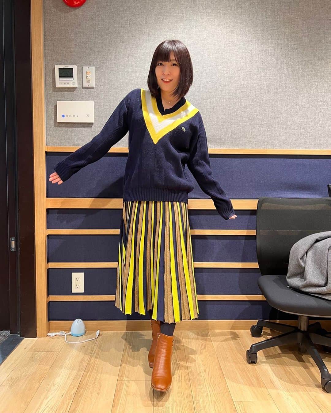 鈴華ゆう子のインスタグラム：「本日はラジオ収録でした。黄色と紺のコーディネートしてみた。これもトップスはラコステ。  #鈴華ゆう子  #日本が好きになっちゃうラジオ  #鈴華ジャパン  #LACOSTE」