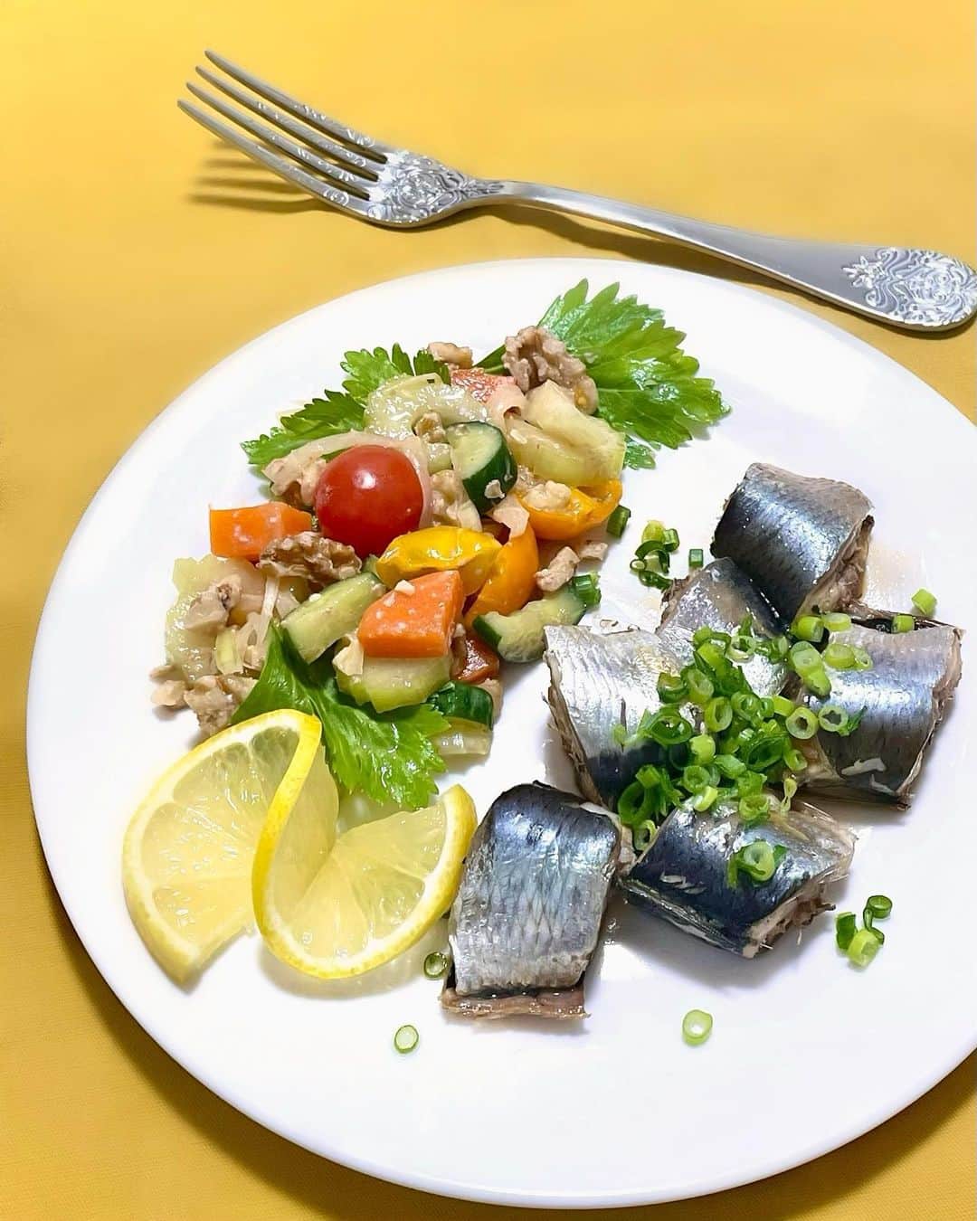 のインスタグラム：「🦐🌿🌺 I cooked Thai food at home♡ 急に食べたくなっておうちでタイ料理を作りました😚 . . 一年前くらいから 本格的にタイ料理を作り始めて 段々と定番の食材の組み合わせや スパイスなどの調味料の使い方にも慣れてきました💕 . . もっと上達するように頑張ろう…🥸✏️ . . オミクロンが落ち着いて海外へ旅行できるようになったら またタイ行きたいなぁ🥰 . . . . #thailand #thaifood #thaistagram #homecooking #おうち時間 #おうちごはん #おうちカフェ #手料理 #タイ #タイ料理 #タイ料理大好き #ナンプラー #魚醤 #チリパウダー #パプリカパウダー #管理栄養士 #料理研究家」