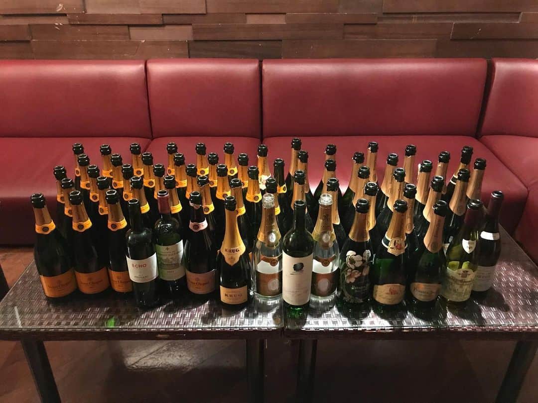 五十嵐麻朝のインスタグラム：「37歳誕生日 盛大にお祝いして頂きありがとうございました！ このご時世にも関わらず感謝しかありません🙇‍♂️ 皆様、これからも宜しくお願い致します😊」