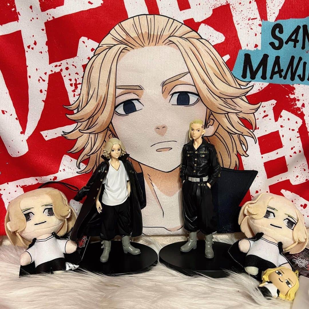 のインスタグラム：「私のオタクコーナーにマイキーとドラケンのフィギュアが追加されたのでお披露目 絶景すぎるな？？？？？ 意外、と言われますが小さい頃から 収集癖があるのでハマったものは集めがちです みんなは何か集めてるものある〜？  #東京リベンジャーズ #マイキー #ドラケン #フィギュア」
