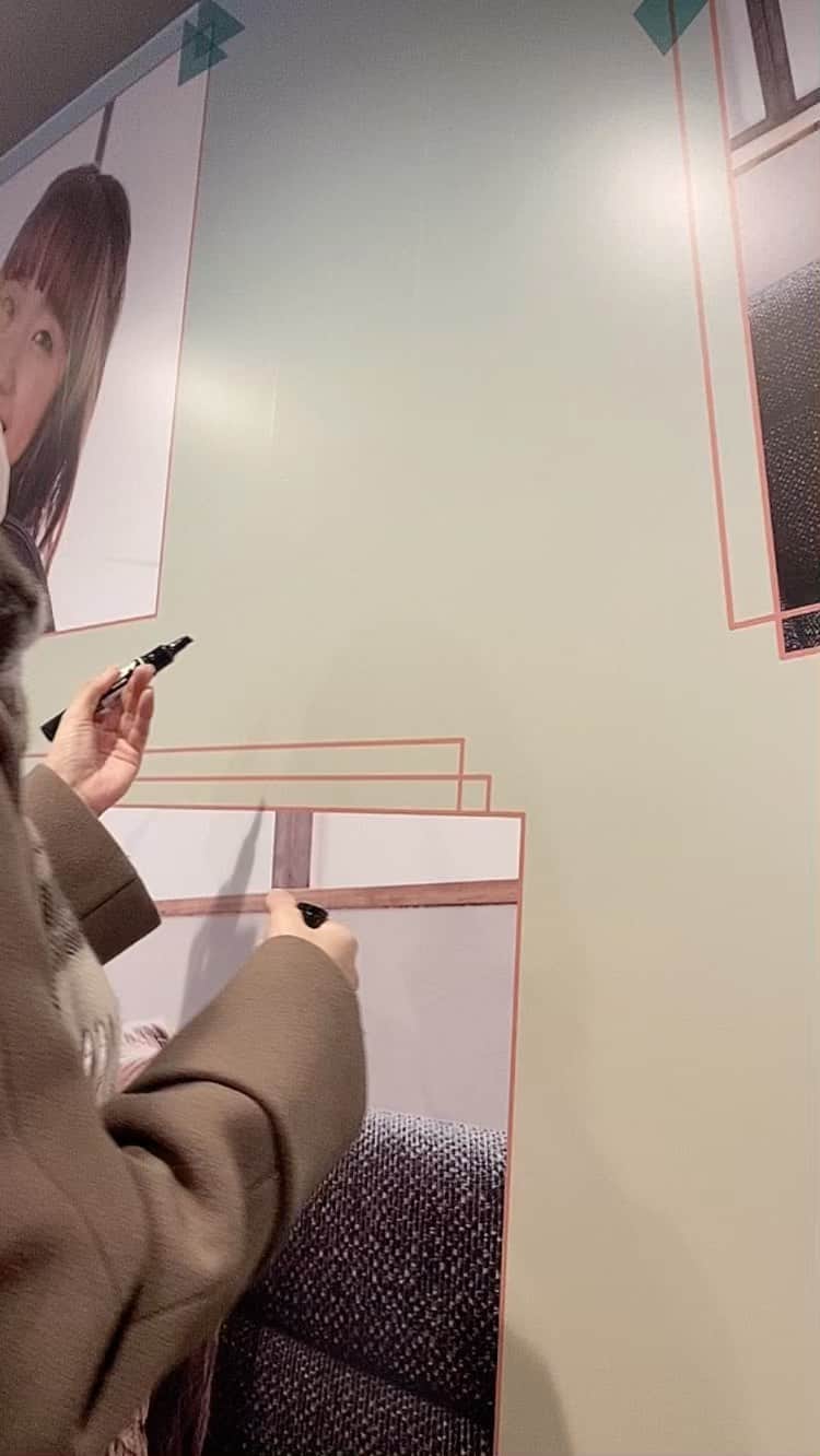 大橋彩香のインスタグラム：「JOYSOUND水道橋店(東京)さんのカラオケコラボルームに行ってきました！！ コラボドリンクも美味しくいただきました😊  壁にはサインと、なんと書いているでしょう？  皆さまもぜひお楽しみください✨(スタッフ)  #JOYSOUND #大橋彩香」