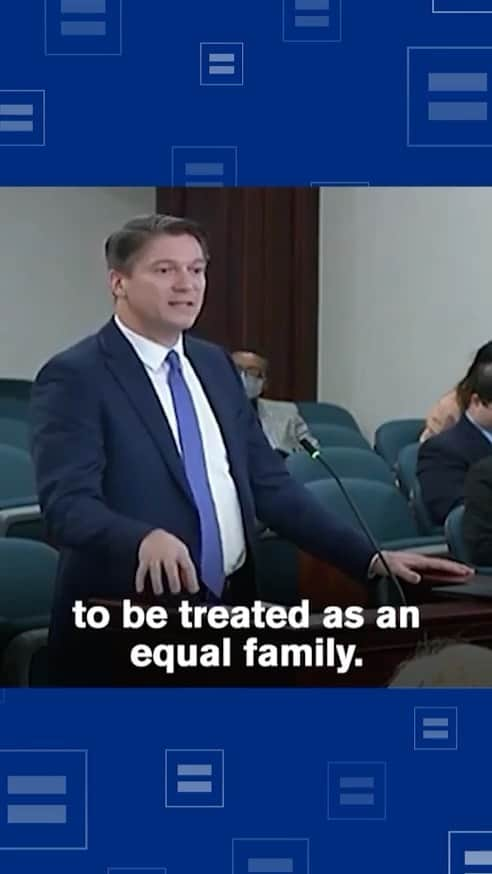 アン・ハサウェイのインスタグラム：「I’m horrified by the attacks on LGBTQ+ kids and their families in Florida: schools should be a place where kids are safe to fully be themselves. Florida’s “Don’t Say Gay or Trans” bill is a cruel and unconscionable attack on LGBTQ+ kids and families which has no business being signed into law.   Kids should not have to hide or erase parts of their identity ANYWHERE.  Lawmakers should be making schools safer, not erasing communities from classrooms.   Video reposted with permission from @humanrightscampaign.   #ProtectTransKids #HumanRightsCampaign」